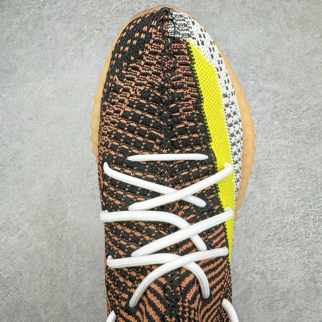 图片[4]-零售💰230 Yeezy Boost 350 V2 系列得物定制球鞋 涂鸦配色 全套原楦 原纸版 原鞋开模完美打造 采用辰元飞织鱼丝网原厂面 非进口机台 大底原厂半透明RB巴斯夫满钉大底  原厂东莞百宏3M反光鞋带 质感一致 原厂鑫成新粉原鞋垫 LOGO胶浆印花 钛金针与高士马克线针车精工打造 一切遵循原厂指令单采购同源原材 采购全套原厂进口材料 SIZE：36 36.5 37 38 38.5 39 40 40.5 41 42 42.5 43 44 44.5 45 46 47 编码：Nby2936030-运动鞋