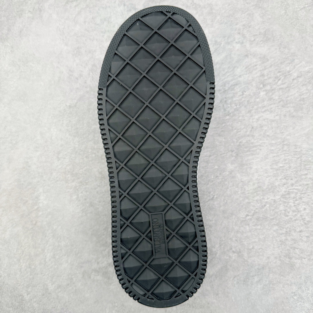 图片[9]-Valentino 华伦天奴 新款休闲鞋2023最新款 走秀情侣爆款 粗鞋带 休闲鞋 ，Elsa Hosk张艺兴 关晓彤等众多明星同款 pink pp系列芭比粉被eanor Hosk 穿出了不一样的随性和时髦 阿那亚大秀可谓是刷爆了时尚圈！鞋面全油边 面料：定制牛皮+冲孔工艺，独家开模TPU大底 全套包装 尺码：35 36 37 38 39 40 41 42 43 44 45-选品中心