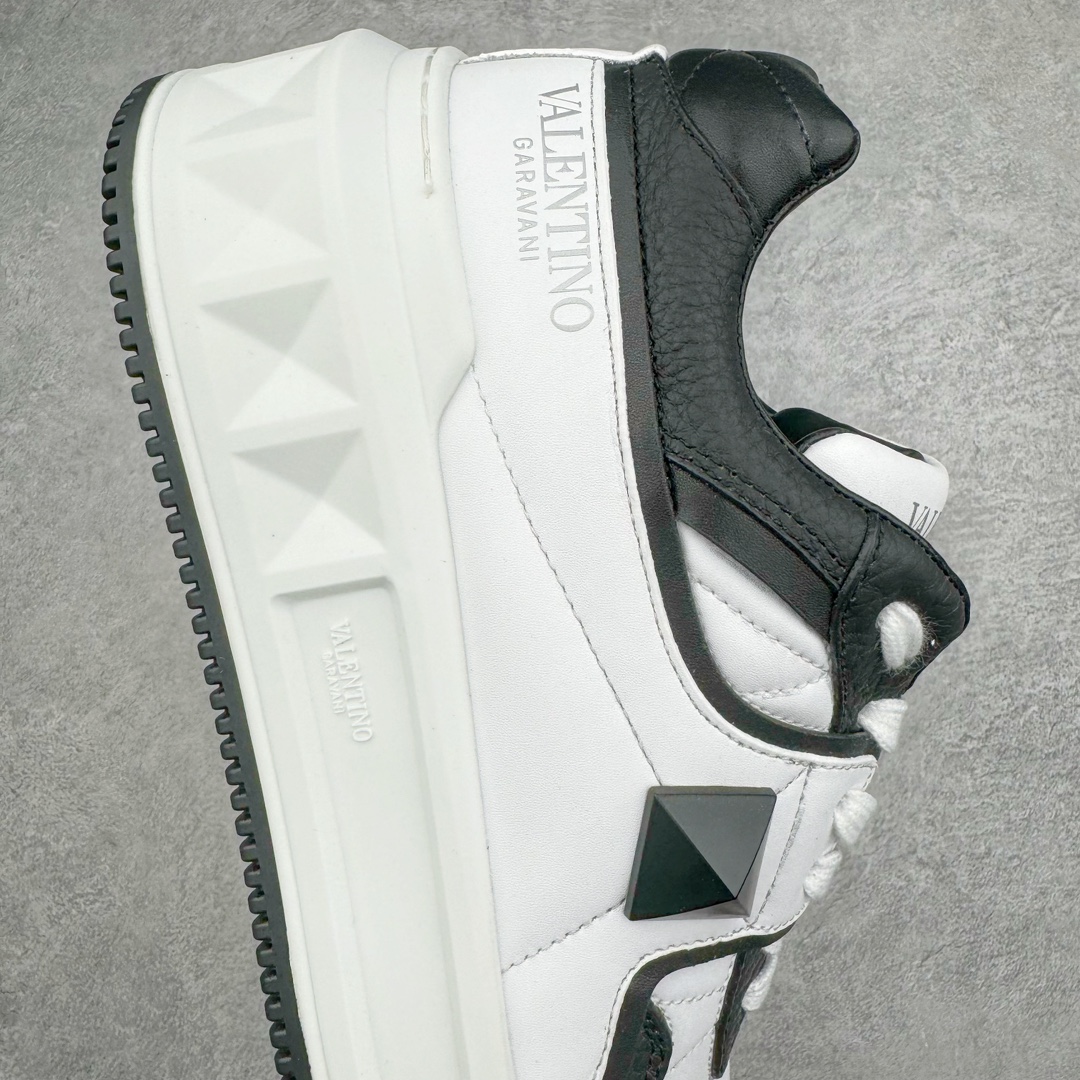 图片[6]-Valentino 华伦天奴 新款休闲鞋2023最新款 走秀情侣爆款 粗鞋带 休闲鞋 ，Elsa Hosk张艺兴 关晓彤等众多明星同款 pink pp系列芭比粉被eanor Hosk 穿出了不一样的随性和时髦 阿那亚大秀可谓是刷爆了时尚圈！鞋面全油边 面料：定制牛皮+冲孔工艺，独家开模TPU大底 全套包装 尺码：35 36 37 38 39 40 41 42 43 44 45-选品中心