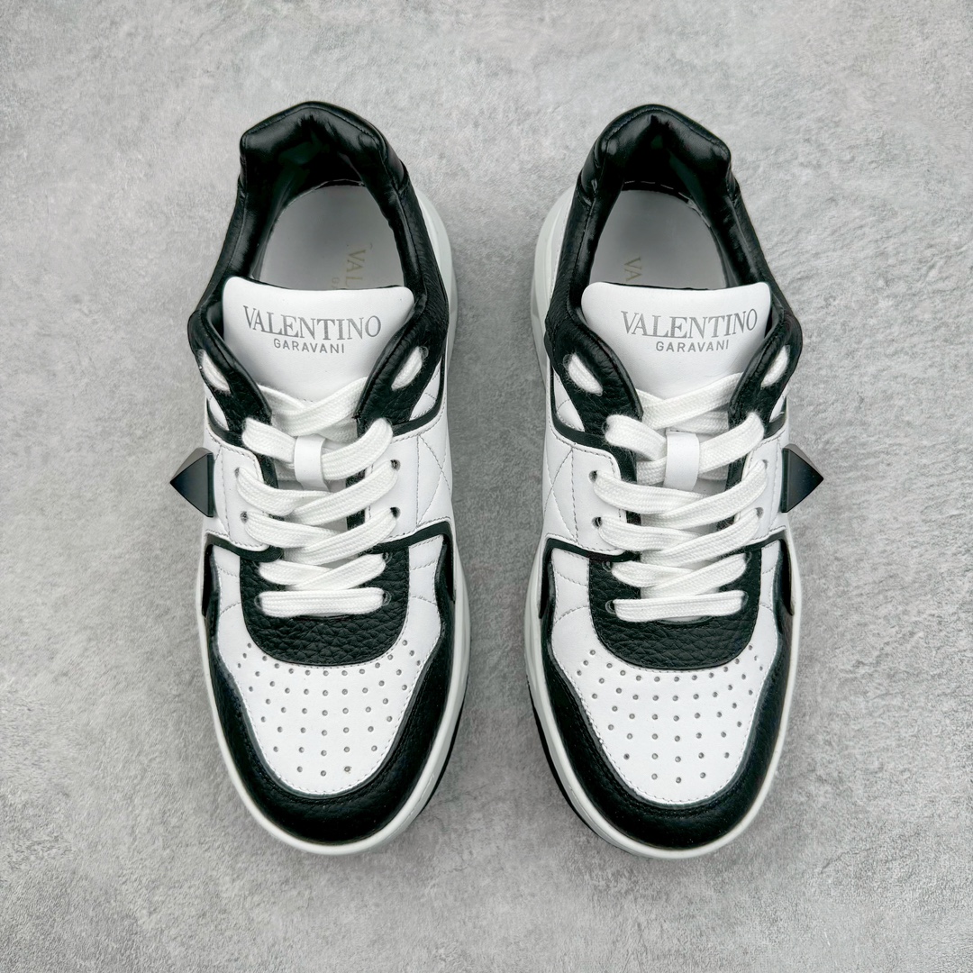 图片[2]-Valentino 华伦天奴 新款休闲鞋2023最新款 走秀情侣爆款 粗鞋带 休闲鞋 ，Elsa Hosk张艺兴 关晓彤等众多明星同款 pink pp系列芭比粉被eanor Hosk 穿出了不一样的随性和时髦 阿那亚大秀可谓是刷爆了时尚圈！鞋面全油边 面料：定制牛皮+冲孔工艺，独家开模TPU大底 全套包装 尺码：35 36 37 38 39 40 41 42 43 44 45-选品中心