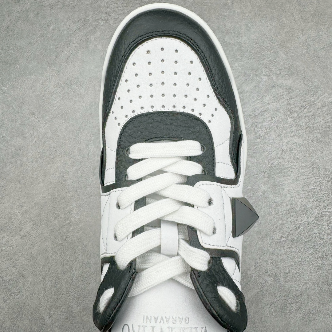 图片[4]-Valentino 华伦天奴 新款休闲鞋2023最新款 走秀情侣爆款 粗鞋带 休闲鞋 ，Elsa Hosk张艺兴 关晓彤等众多明星同款 pink pp系列芭比粉被eanor Hosk 穿出了不一样的随性和时髦 阿那亚大秀可谓是刷爆了时尚圈！鞋面全油边 面料：定制牛皮+冲孔工艺，独家开模TPU大底 全套包装 尺码：35 36 37 38 39 40 41 42 43 44 45-选品中心