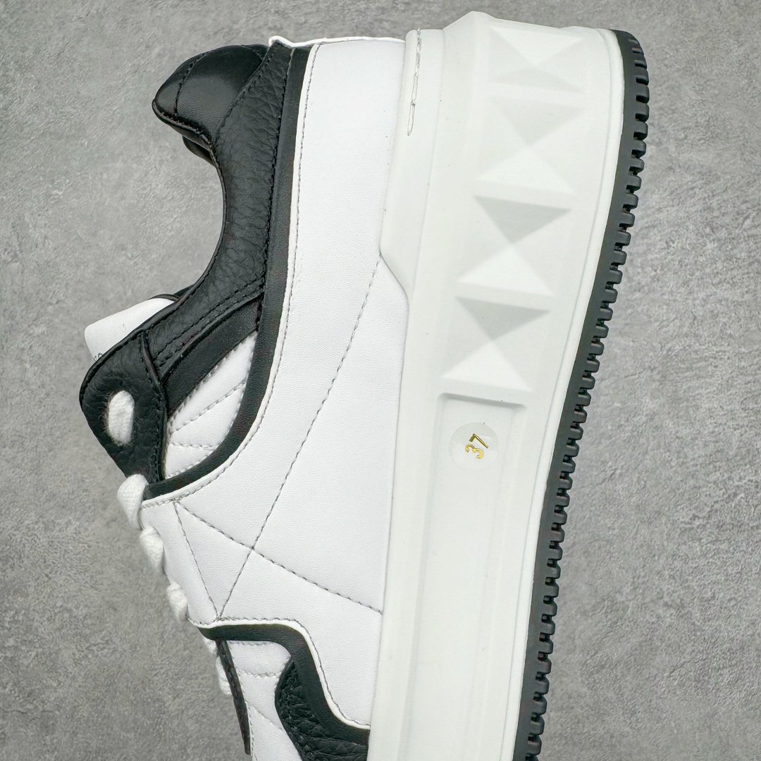 图片[7]-Valentino 华伦天奴 新款休闲鞋2023最新款 走秀情侣爆款 粗鞋带 休闲鞋 ，Elsa Hosk张艺兴 关晓彤等众多明星同款 pink pp系列芭比粉被eanor Hosk 穿出了不一样的随性和时髦 阿那亚大秀可谓是刷爆了时尚圈！鞋面全油边 面料：定制牛皮+冲孔工艺，独家开模TPU大底 全套包装 尺码：35 36 37 38 39 40 41 42 43 44 45-选品中心