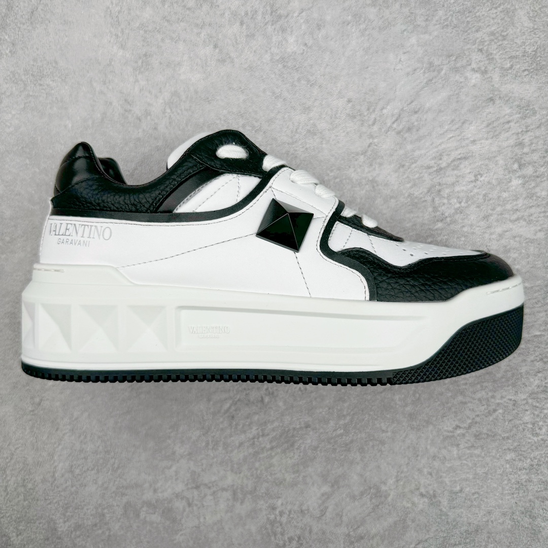 Valentino 华伦天奴 新款休闲鞋2023最新款 走秀情侣爆款 粗鞋带 休闲鞋 ,Elsa Hosk张艺兴 关晓彤等众多明星同款 pink pp系列芭比粉被eanor Hosk 穿出了不一样的随性和时髦 阿那亚大秀可谓是刷爆了时尚圈!鞋面全油边 面料:定制牛皮+冲孔工艺,独家开模TPU大底 全套包装 尺码:35 36 37 38 39 40 41 42 43 44 45-选品中心