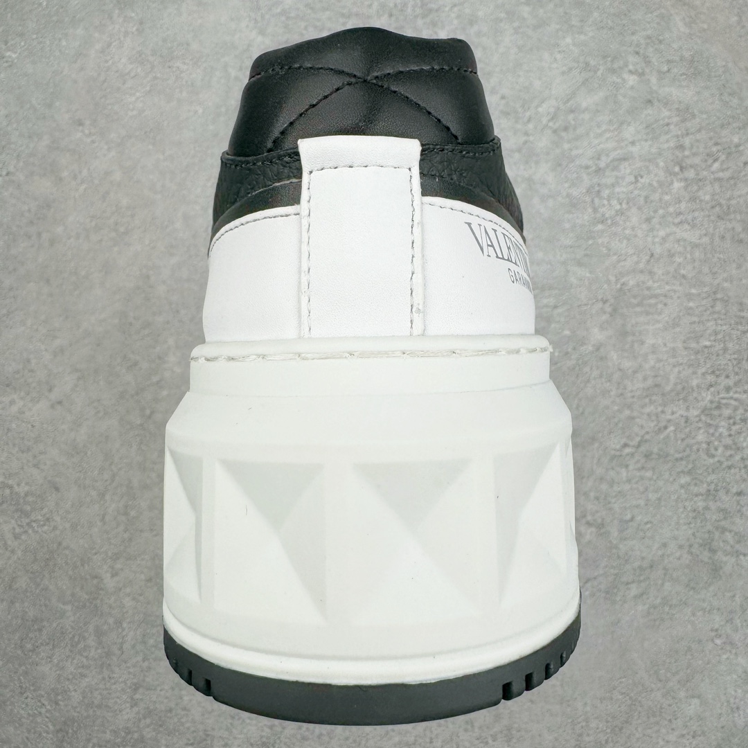 图片[8]-Valentino 华伦天奴 新款休闲鞋2023最新款 走秀情侣爆款 粗鞋带 休闲鞋 ，Elsa Hosk张艺兴 关晓彤等众多明星同款 pink pp系列芭比粉被eanor Hosk 穿出了不一样的随性和时髦 阿那亚大秀可谓是刷爆了时尚圈！鞋面全油边 面料：定制牛皮+冲孔工艺，独家开模TPU大底 全套包装 尺码：35 36 37 38 39 40 41 42 43 44 45-选品中心