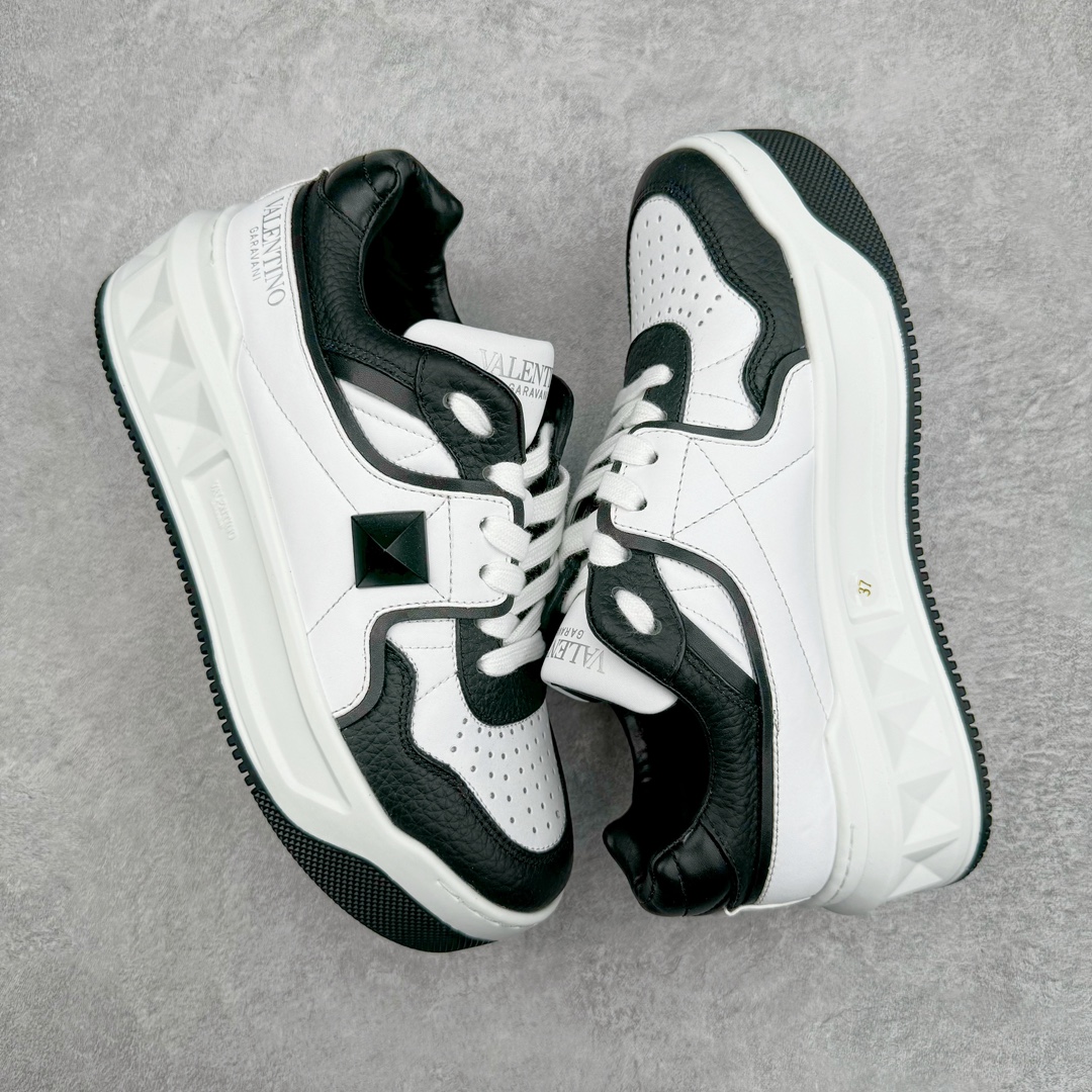 图片[3]-Valentino 华伦天奴 新款休闲鞋2023最新款 走秀情侣爆款 粗鞋带 休闲鞋 ，Elsa Hosk张艺兴 关晓彤等众多明星同款 pink pp系列芭比粉被eanor Hosk 穿出了不一样的随性和时髦 阿那亚大秀可谓是刷爆了时尚圈！鞋面全油边 面料：定制牛皮+冲孔工艺，独家开模TPU大底 全套包装 尺码：35 36 37 38 39 40 41 42 43 44 45-选品中心