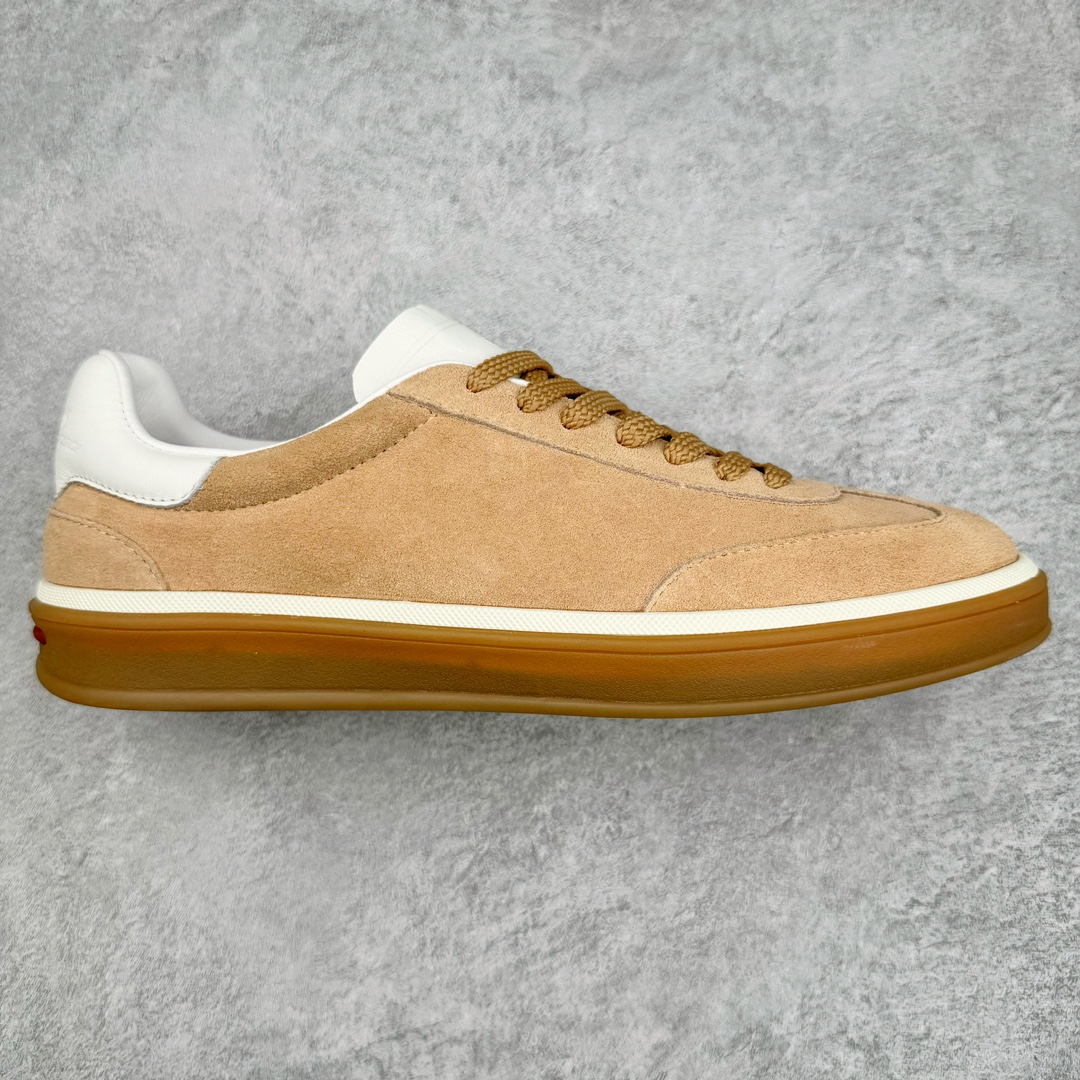 零售💰450 意大利顶级奢侈品牌·诺悠翩雅/Loro Piana Tennis Walk Low 生活系列低帮复古百搭德训风休闲运动板鞋 这款新款绒面革网球鞋采用超低帮设计 适合全年穿着 并具有防水性能 包边鞋底营造轻松迷人的色彩组合 将功能性与低调个性风格和谐融合 打造都市着装的理想鞋履选择 鞋跟处饰以Kummel色嵌片 柔软小牛皮鞋舌 压印LP徽标 棉质鞋带 材质：鞋面：牛剖层绒面革 鞋底：橡胶 衬里：牛皮革 尺码：40-44 编码：Fby4936050-运动鞋