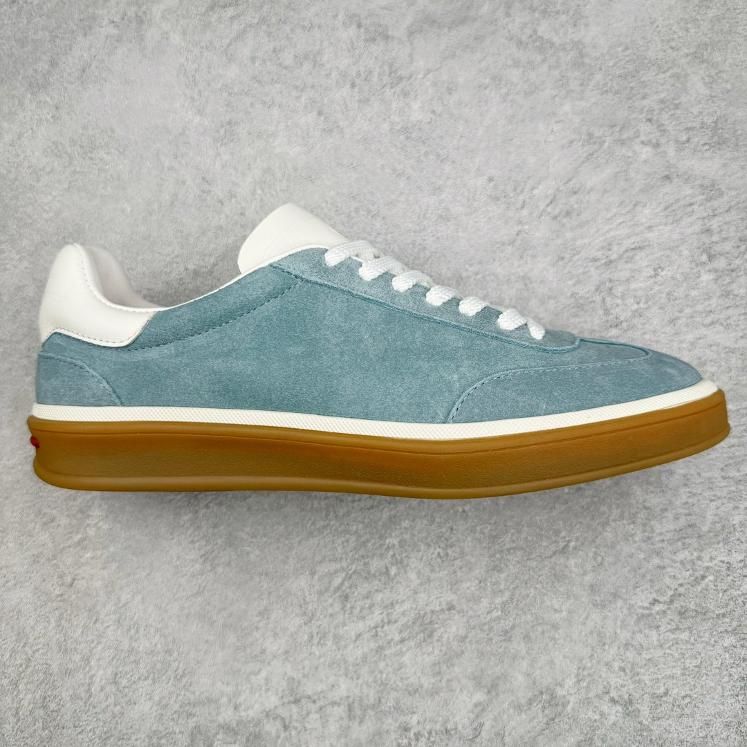 零售💰450 意大利顶级奢侈品牌·诺悠翩雅/Loro Piana Tennis Walk Low 生活系列低帮复古百搭德训风休闲运动板鞋 这款新款绒面革网球鞋采用超低帮设计 适合全年穿着 并具有防水性能 包边鞋底营造轻松迷人的色彩组合 将功能性与低调个性风格和谐融合 打造都市着装的理想鞋履选择 鞋跟处饰以Kummel色嵌片 柔软小牛皮鞋舌 压印LP徽标 棉质鞋带 材质：鞋面：牛剖层绒面革 鞋底：橡胶 衬里：牛皮革 尺码：40-44 编码：Fby4936050-运动鞋