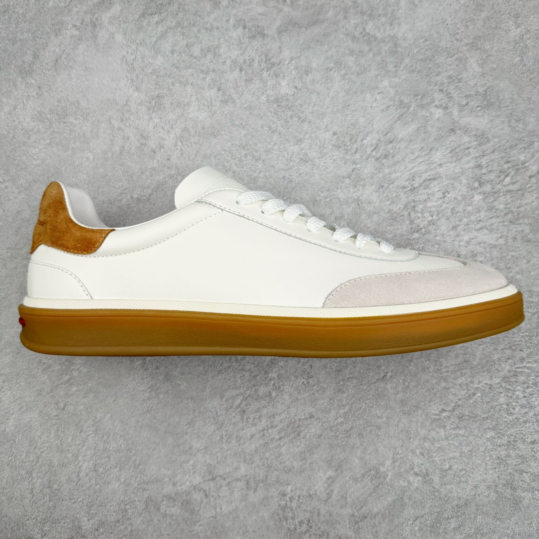 零售💰450 意大利顶级奢侈品牌·诺悠翩雅/Loro Piana Tennis Walk Low 生活系列低帮复古百搭德训风休闲运动板鞋 这款新款绒面革网球鞋采用超低帮设计 适合全年穿着 并具有防水性能 包边鞋底营造轻松迷人的色彩组合 将功能性与低调个性风格和谐融合 打造都市着装的理想鞋履选择 鞋跟处饰以Kummel色嵌片 柔软小牛皮鞋舌 压印LP徽标 棉质鞋带 材质：鞋面：牛剖层绒面革 鞋底：橡胶 衬里：牛皮革 尺码：40-44 编码：Fby4936050-运动鞋