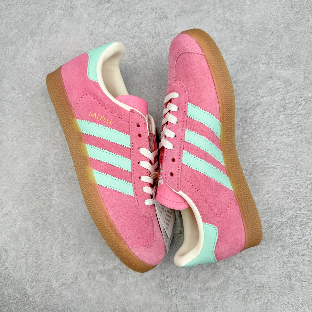 图片[3]-零售💰260 ＃HP纯原 AD Original Gazelle Trainers 瞪羚室内鞋系列低帮复古百搭休闲运动德训风板鞋 粉色 IH5015 高端零售特供批次 原厂定制长毛翻毛皮组合环保纤维革鞋面材质 内置环保海玻璃鞋垫 外置RB橡胶大底 产品品控稳定性领先行业 原厂全套原楦原纸板冲刀磨具开发 原厂皮料加持 原厂港宝加持定型后跟R度完美 将复古进行到底 简约流畅 三十年不变经典 这款Gazelle运动鞋 无论面料、配色、质感或设计 都只在重现其1991年原款的经典 皮革鞋面 撞色三条纹和鞋跟标的设计 力求呈现90年代的经典复古风潮 Samba火热的同时 也带动了其它的复古鞋型 Gazelle便是其中一只 Gazelle Indoor拥有包边更宽的T字型鞋头 更好的保护运动员的前掌 浓浓的复古氛围感 非常适合现在流行的Cleanfit风格 尺码：35.5 36 36⅔ 37⅓ 38 38⅔ 39⅓ 40 40⅔ 41⅓ 42 42⅔ 43⅓ 44 44⅔ 45 编码：by2936060-运动鞋