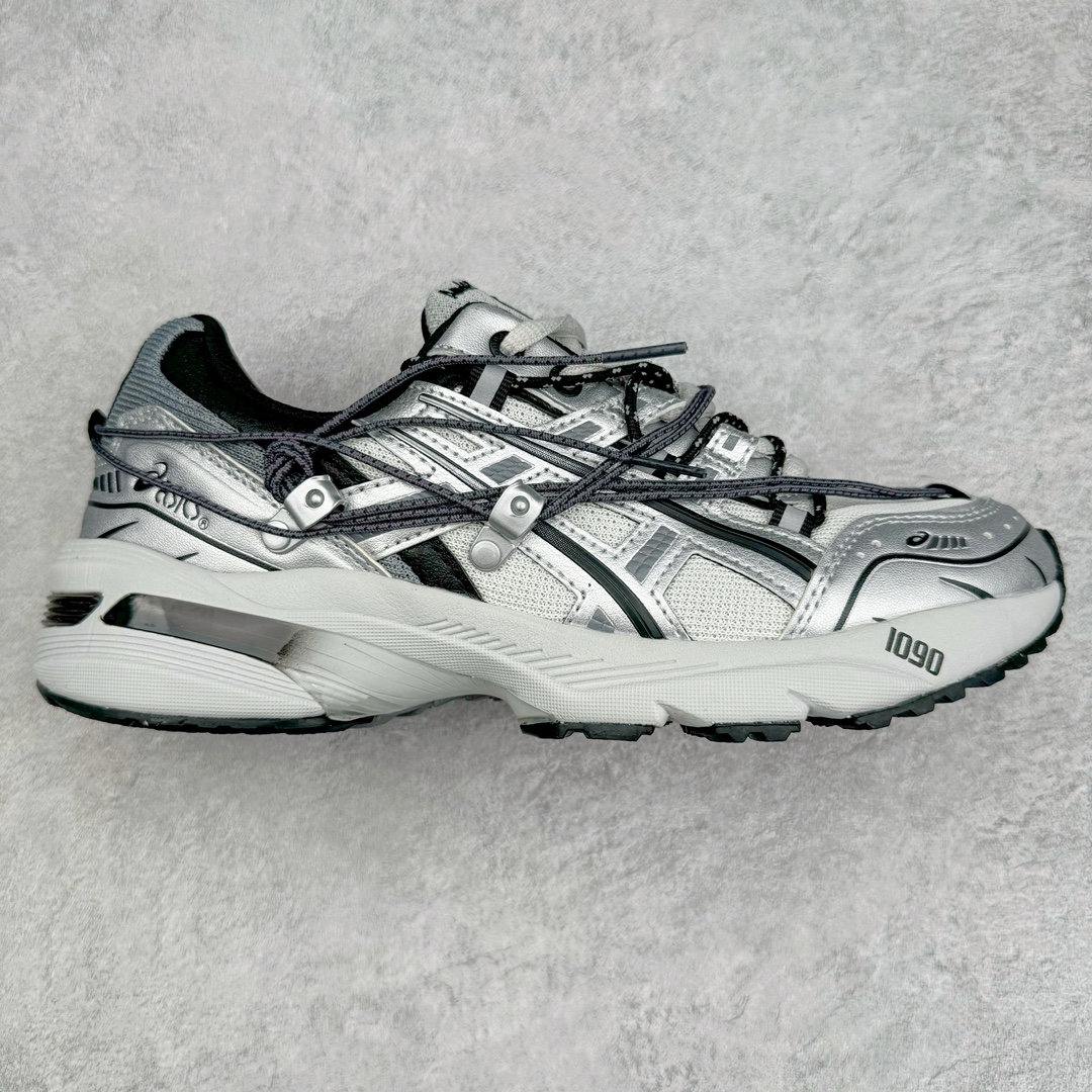 Anderssonbell X Asics GEL-1090 亚瑟士联名款复古绑带机能跑鞋 鞋身设计选用优质材料制成鞋面 为其增添舒适脚感 中底采用了更为柔软的材料 脚感舒适 橡胶鞋底上带有防滑纹路设计 提升耐磨性与防滑性 带有亮丽外观设计与出众脚感的GEL-1090于2020年再度回归 设计延续21世纪初跑鞋特有的未来感和前卫造型 货号： 1203A115-006NCC 尺码：36 37 37.5 38 39 39.5 40.5 41.5 42 42.5 43.5 44.5 45-选品中心