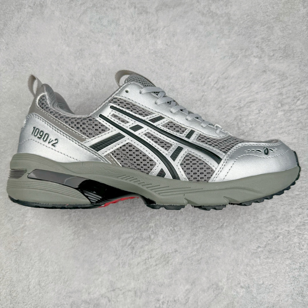 ＃福利特价 ASICS Tiger GEL-1090V2 系列亚瑟士低帮户外风休闲运动跑步鞋 早在 2019 年 ASICS 就推出了流行的 2004 GEL-1090 的新版本 该产品因其复古外观和舒适的造型而被推向现代街头服饰 现在ASICS 以时下流行的运动美学改造鞋款 以对跑步者的新诠释打造全新 GEL-1090 v2 在新版本中 ASICS 专注于日常衣橱的采用 将优质绒面革和柔软皮革的毛绒组合拼凑在运动鞋的覆盖层上 以柔和的配色为重点，新运动鞋的改良美学为 2019 年发布的 GEL-1090 的金属色调提供了一种简约的选择 然而 它曾经受到运动员广泛喜爱的流线型轮廓在新型号中保持不变 将舒适性和多功能性保持在设计的核心 这款运动鞋还保留了网眼鞋身 确保透气性 圆形鞋带确保贴合 在原版的新进展中 该品牌使用 GEL 系列的最新技术开发更新了运动鞋的外观 简约之选 新运动鞋的改良美学 尺码：36 37 37.5 38 39 39.5 40 40.5 41.5 42 42.5 43.5 44 44.5 45-选品中心