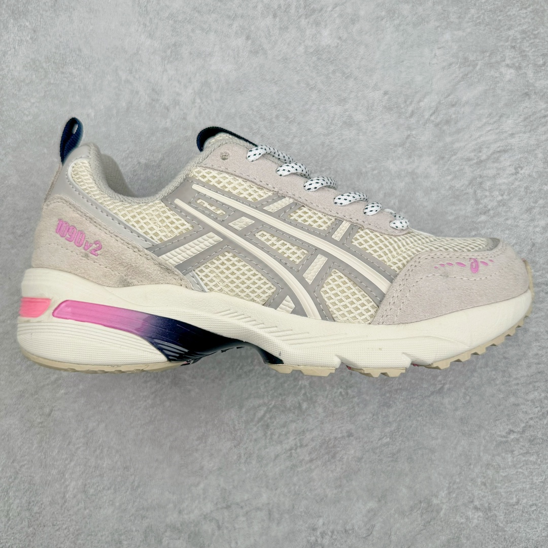 ＃福利特价 ASICS Tiger GEL-1090V2 系列亚瑟士低帮户外风休闲运动跑步鞋 早在 2019 年 ASICS 就推出了流行的 2004 GEL-1090 的新版本 该产品因其复古外观和舒适的造型而被推向现代街头服饰 现在ASICS 以时下流行的运动美学改造鞋款 以对跑步者的新诠释打造全新 GEL-1090 v2 在新版本中 ASICS 专注于日常衣橱的采用 将优质绒面革和柔软皮革的毛绒组合拼凑在运动鞋的覆盖层上 以柔和的配色为重点，新运动鞋的改良美学为 2019 年发布的 GEL-1090 的金属色调提供了一种简约的选择 然而 它曾经受到运动员广泛喜爱的流线型轮廓在新型号中保持不变 将舒适性和多功能性保持在设计的核心 这款运动鞋还保留了网眼鞋身 确保透气性 圆形鞋带确保贴合 在原版的新进展中 该品牌使用 GEL 系列的最新技术开发更新了运动鞋的外观 简约之选 新运动鞋的改良美学 尺码：36 37 37.5 38 39 39.5 40 40.5 41.5 42 42.5 43.5 44 44.5 45-选品中心