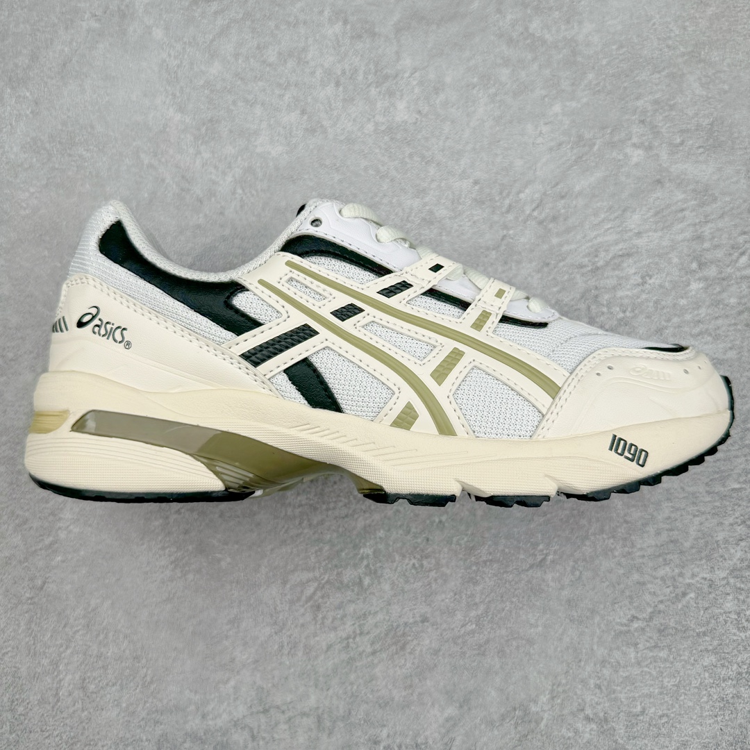 ＃福利特价 ASICS Tiger GEL-1090V2 系列亚瑟士低帮户外风休闲运动跑步鞋 早在 2019 年 ASICS 就推出了流行的 2004 GEL-1090 的新版本 该产品因其复古外观和舒适的造型而被推向现代街头服饰 现在ASICS 以时下流行的运动美学改造鞋款 以对跑步者的新诠释打造全新 GEL-1090 v2 在新版本中 ASICS 专注于日常衣橱的采用 将优质绒面革和柔软皮革的毛绒组合拼凑在运动鞋的覆盖层上 以柔和的配色为重点，新运动鞋的改良美学为 2019 年发布的 GEL-1090 的金属色调提供了一种简约的选择 然而 它曾经受到运动员广泛喜爱的流线型轮廓在新型号中保持不变 将舒适性和多功能性保持在设计的核心 这款运动鞋还保留了网眼鞋身 确保透气性 圆形鞋带确保贴合 在原版的新进展中 该品牌使用 GEL 系列的最新技术开发更新了运动鞋的外观 简约之选 新运动鞋的改良美学 尺码：36 37 37.5 38 39 39.5 40 40.5 41.5 42 42.5 43.5 44 44.5 45-选品中心