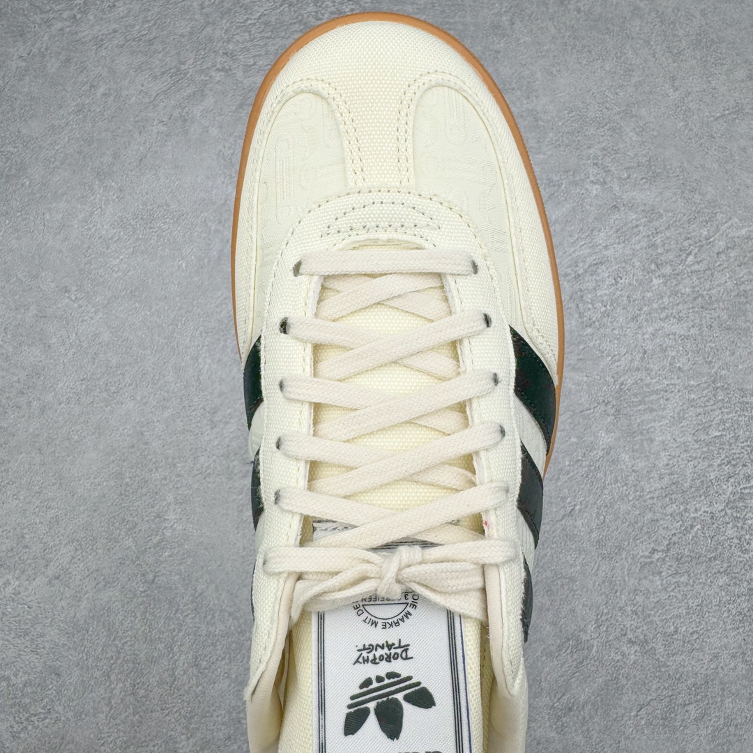 图片[6]-零售💰260 ＃HP纯原 Dorophy Tang x Adidas Gazelle Indoor Trainers 羚羊内训系列低帮复古百搭休闲运动德训风板鞋 「万物寻宗」新系列「武」上市 太极阴阳 联手当代艺术家 奶白鸳鸯黑生胶底 IG3677 高端零售特供批次 原厂定制长毛翻毛皮组合环保纤维革鞋面材质 内置环保海玻璃鞋垫 外置RB橡胶大底 产品品控稳定性领先行业 原厂全套原楦原纸板冲刀磨具开发 原厂皮料加持 原厂港宝加持定型后跟R度完美 随着文化自信在年轻一代心中崛起,中国传统文化成为Z世代表达态度的新方式之一。今天我们就来聊聊这场中国传统非遗文化与潮流艺术的碰撞,以及adidas Originals全新「万物寻宗」之「武」系列的魅力。这一次,「万物寻宗」企划再次推出「武」系列,继续追溯东方非遗文化根源。据悉,这次的灵感源自太极文化,太极既是中国最具代表性的拳术之一,更是中国古代哲学的代表,蕴含了中华民族探索宇宙智慧和东方文化阴阳调和之美。为了将传统的太极之美融入潮流设计,adidas Originals联手当代艺术家Dorophy Tang推出了Gazelle Indoor、Stan Smith以及Rivalry三款鞋款,以及短袖T恤、运动长裤等产品。这场中国传统非遗文化与潮流艺术的碰撞将为大家呈现怎样的惊喜呢?首先,三个鞋款均以白色为基础,融入了Dorophy Tang的个性设计和「A Shoppin’Baby™」形象,彰显出传统与潮流的和谐相融。而独特的可撕拉式设计则是为了彰显太极拳的灵动之处。例如,当你撕开Gazelle Indoor和Rivalry鞋款的「A Shoppin\’Baby™」形象,会惊喜发现蓝底的三叶草标识。而撕开Stan Smith鞋款三条纹图案和后跟处,隐藏的蓝色就会跃然眼前。正是这样填满细节的巧思让「武」系列充满了趣味和创意 SIZE：35.5 36 36.5 37.5 38 38.5 39 40 40.5 41 42 42.5 43 44 44.5 45 46 编码：Hby2936060-运动鞋