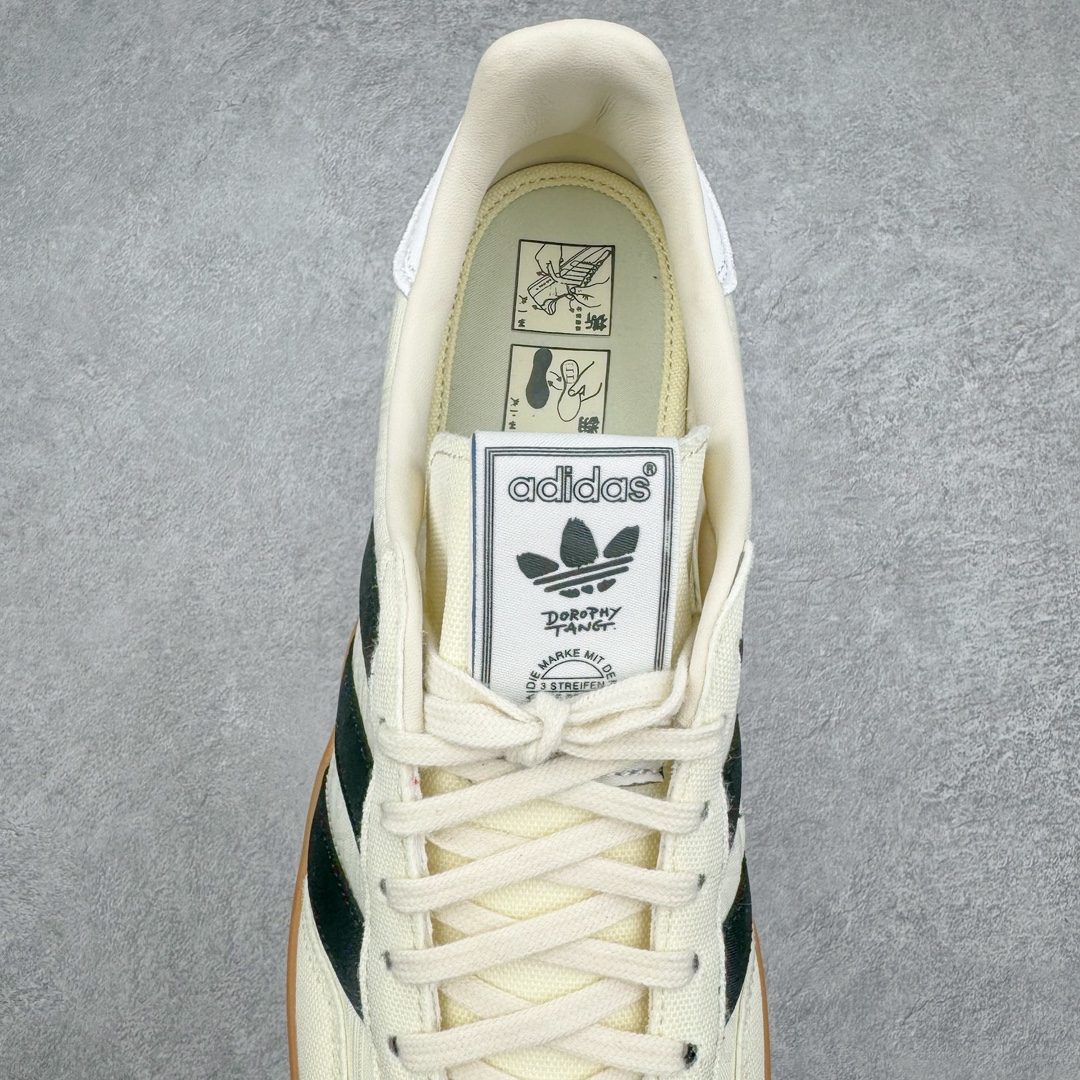 图片[7]-零售💰260 ＃HP纯原 Dorophy Tang x Adidas Gazelle Indoor Trainers 羚羊内训系列低帮复古百搭休闲运动德训风板鞋 「万物寻宗」新系列「武」上市 太极阴阳 联手当代艺术家 奶白鸳鸯黑生胶底 IG3677 高端零售特供批次 原厂定制长毛翻毛皮组合环保纤维革鞋面材质 内置环保海玻璃鞋垫 外置RB橡胶大底 产品品控稳定性领先行业 原厂全套原楦原纸板冲刀磨具开发 原厂皮料加持 原厂港宝加持定型后跟R度完美 随着文化自信在年轻一代心中崛起,中国传统文化成为Z世代表达态度的新方式之一。今天我们就来聊聊这场中国传统非遗文化与潮流艺术的碰撞,以及adidas Originals全新「万物寻宗」之「武」系列的魅力。这一次,「万物寻宗」企划再次推出「武」系列,继续追溯东方非遗文化根源。据悉,这次的灵感源自太极文化,太极既是中国最具代表性的拳术之一,更是中国古代哲学的代表,蕴含了中华民族探索宇宙智慧和东方文化阴阳调和之美。为了将传统的太极之美融入潮流设计,adidas Originals联手当代艺术家Dorophy Tang推出了Gazelle Indoor、Stan Smith以及Rivalry三款鞋款,以及短袖T恤、运动长裤等产品。这场中国传统非遗文化与潮流艺术的碰撞将为大家呈现怎样的惊喜呢?首先,三个鞋款均以白色为基础,融入了Dorophy Tang的个性设计和「A Shoppin’Baby™」形象,彰显出传统与潮流的和谐相融。而独特的可撕拉式设计则是为了彰显太极拳的灵动之处。例如,当你撕开Gazelle Indoor和Rivalry鞋款的「A Shoppin\’Baby™」形象,会惊喜发现蓝底的三叶草标识。而撕开Stan Smith鞋款三条纹图案和后跟处,隐藏的蓝色就会跃然眼前。正是这样填满细节的巧思让「武」系列充满了趣味和创意 SIZE：35.5 36 36.5 37.5 38 38.5 39 40 40.5 41 42 42.5 43 44 44.5 45 46 编码：Hby2936060-运动鞋