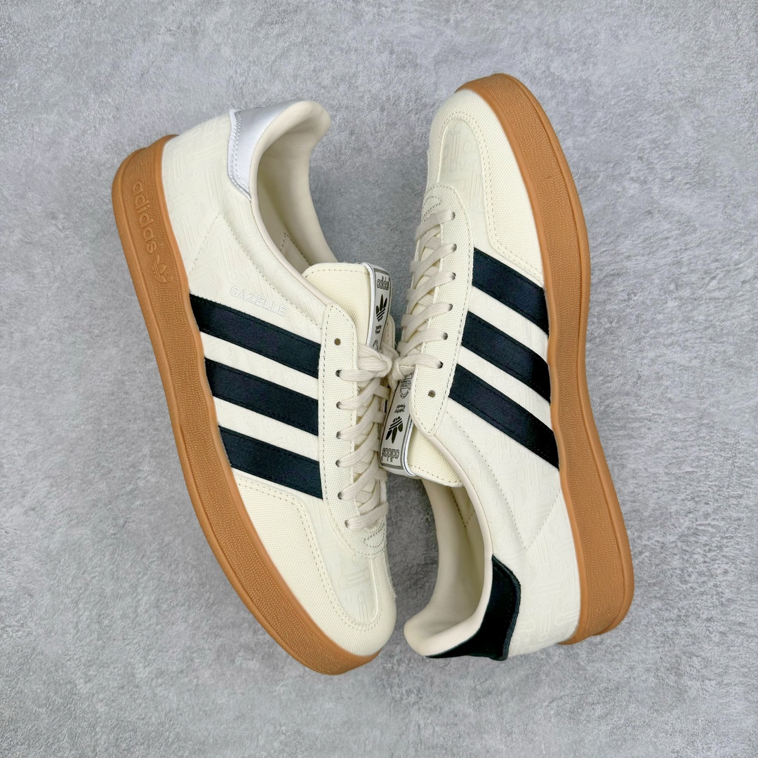 图片[3]-零售💰260 ＃HP纯原 Dorophy Tang x Adidas Gazelle Indoor Trainers 羚羊内训系列低帮复古百搭休闲运动德训风板鞋 「万物寻宗」新系列「武」上市 太极阴阳 联手当代艺术家 奶白鸳鸯黑生胶底 IG3677 高端零售特供批次 原厂定制长毛翻毛皮组合环保纤维革鞋面材质 内置环保海玻璃鞋垫 外置RB橡胶大底 产品品控稳定性领先行业 原厂全套原楦原纸板冲刀磨具开发 原厂皮料加持 原厂港宝加持定型后跟R度完美 随着文化自信在年轻一代心中崛起,中国传统文化成为Z世代表达态度的新方式之一。今天我们就来聊聊这场中国传统非遗文化与潮流艺术的碰撞,以及adidas Originals全新「万物寻宗」之「武」系列的魅力。这一次,「万物寻宗」企划再次推出「武」系列,继续追溯东方非遗文化根源。据悉,这次的灵感源自太极文化,太极既是中国最具代表性的拳术之一,更是中国古代哲学的代表,蕴含了中华民族探索宇宙智慧和东方文化阴阳调和之美。为了将传统的太极之美融入潮流设计,adidas Originals联手当代艺术家Dorophy Tang推出了Gazelle Indoor、Stan Smith以及Rivalry三款鞋款,以及短袖T恤、运动长裤等产品。这场中国传统非遗文化与潮流艺术的碰撞将为大家呈现怎样的惊喜呢?首先,三个鞋款均以白色为基础,融入了Dorophy Tang的个性设计和「A Shoppin’Baby™」形象,彰显出传统与潮流的和谐相融。而独特的可撕拉式设计则是为了彰显太极拳的灵动之处。例如,当你撕开Gazelle Indoor和Rivalry鞋款的「A Shoppin\’Baby™」形象,会惊喜发现蓝底的三叶草标识。而撕开Stan Smith鞋款三条纹图案和后跟处,隐藏的蓝色就会跃然眼前。正是这样填满细节的巧思让「武」系列充满了趣味和创意 SIZE：35.5 36 36.5 37.5 38 38.5 39 40 40.5 41 42 42.5 43 44 44.5 45 46 编码：Hby2936060-运动鞋