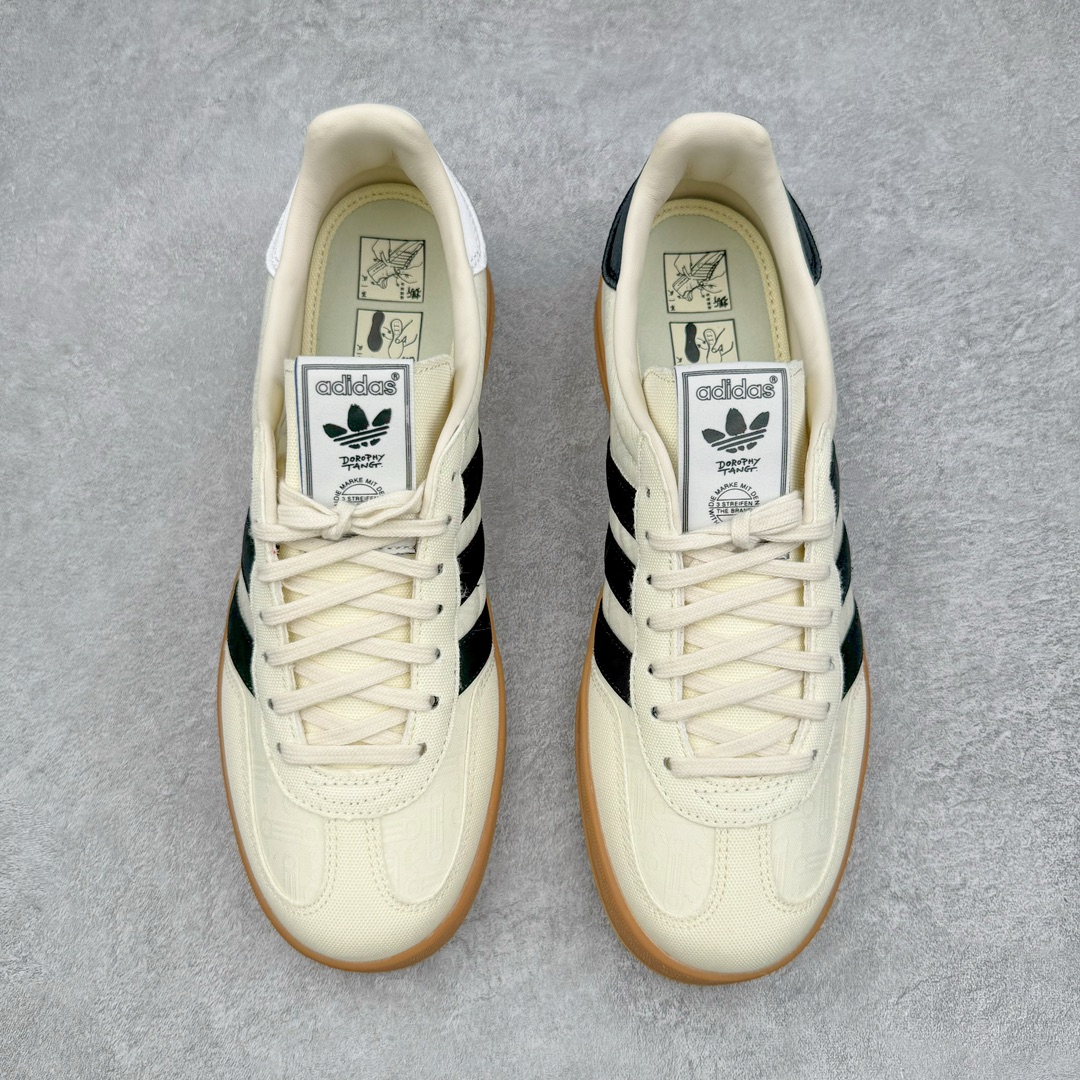 图片[2]-零售💰260 ＃HP纯原 Dorophy Tang x Adidas Gazelle Indoor Trainers 羚羊内训系列低帮复古百搭休闲运动德训风板鞋 「万物寻宗」新系列「武」上市 太极阴阳 联手当代艺术家 奶白鸳鸯黑生胶底 IG3677 高端零售特供批次 原厂定制长毛翻毛皮组合环保纤维革鞋面材质 内置环保海玻璃鞋垫 外置RB橡胶大底 产品品控稳定性领先行业 原厂全套原楦原纸板冲刀磨具开发 原厂皮料加持 原厂港宝加持定型后跟R度完美 随着文化自信在年轻一代心中崛起,中国传统文化成为Z世代表达态度的新方式之一。今天我们就来聊聊这场中国传统非遗文化与潮流艺术的碰撞,以及adidas Originals全新「万物寻宗」之「武」系列的魅力。这一次,「万物寻宗」企划再次推出「武」系列,继续追溯东方非遗文化根源。据悉,这次的灵感源自太极文化,太极既是中国最具代表性的拳术之一,更是中国古代哲学的代表,蕴含了中华民族探索宇宙智慧和东方文化阴阳调和之美。为了将传统的太极之美融入潮流设计,adidas Originals联手当代艺术家Dorophy Tang推出了Gazelle Indoor、Stan Smith以及Rivalry三款鞋款,以及短袖T恤、运动长裤等产品。这场中国传统非遗文化与潮流艺术的碰撞将为大家呈现怎样的惊喜呢?首先,三个鞋款均以白色为基础,融入了Dorophy Tang的个性设计和「A Shoppin’Baby™」形象,彰显出传统与潮流的和谐相融。而独特的可撕拉式设计则是为了彰显太极拳的灵动之处。例如,当你撕开Gazelle Indoor和Rivalry鞋款的「A Shoppin\’Baby™」形象,会惊喜发现蓝底的三叶草标识。而撕开Stan Smith鞋款三条纹图案和后跟处,隐藏的蓝色就会跃然眼前。正是这样填满细节的巧思让「武」系列充满了趣味和创意 SIZE：35.5 36 36.5 37.5 38 38.5 39 40 40.5 41 42 42.5 43 44 44.5 45 46 编码：Hby2936060-运动鞋