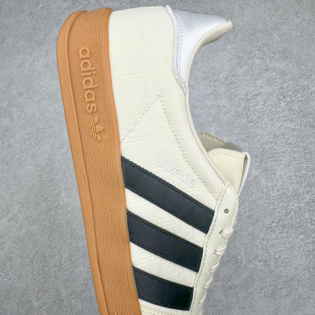 图片[8]-零售💰260 ＃HP纯原 Dorophy Tang x Adidas Gazelle Indoor Trainers 羚羊内训系列低帮复古百搭休闲运动德训风板鞋 「万物寻宗」新系列「武」上市 太极阴阳 联手当代艺术家 奶白鸳鸯黑生胶底 IG3677 高端零售特供批次 原厂定制长毛翻毛皮组合环保纤维革鞋面材质 内置环保海玻璃鞋垫 外置RB橡胶大底 产品品控稳定性领先行业 原厂全套原楦原纸板冲刀磨具开发 原厂皮料加持 原厂港宝加持定型后跟R度完美 随着文化自信在年轻一代心中崛起,中国传统文化成为Z世代表达态度的新方式之一。今天我们就来聊聊这场中国传统非遗文化与潮流艺术的碰撞,以及adidas Originals全新「万物寻宗」之「武」系列的魅力。这一次,「万物寻宗」企划再次推出「武」系列,继续追溯东方非遗文化根源。据悉,这次的灵感源自太极文化,太极既是中国最具代表性的拳术之一,更是中国古代哲学的代表,蕴含了中华民族探索宇宙智慧和东方文化阴阳调和之美。为了将传统的太极之美融入潮流设计,adidas Originals联手当代艺术家Dorophy Tang推出了Gazelle Indoor、Stan Smith以及Rivalry三款鞋款,以及短袖T恤、运动长裤等产品。这场中国传统非遗文化与潮流艺术的碰撞将为大家呈现怎样的惊喜呢?首先,三个鞋款均以白色为基础,融入了Dorophy Tang的个性设计和「A Shoppin’Baby™」形象,彰显出传统与潮流的和谐相融。而独特的可撕拉式设计则是为了彰显太极拳的灵动之处。例如,当你撕开Gazelle Indoor和Rivalry鞋款的「A Shoppin\’Baby™」形象,会惊喜发现蓝底的三叶草标识。而撕开Stan Smith鞋款三条纹图案和后跟处,隐藏的蓝色就会跃然眼前。正是这样填满细节的巧思让「武」系列充满了趣味和创意 SIZE：35.5 36 36.5 37.5 38 38.5 39 40 40.5 41 42 42.5 43 44 44.5 45 46 编码：Hby2936060-运动鞋