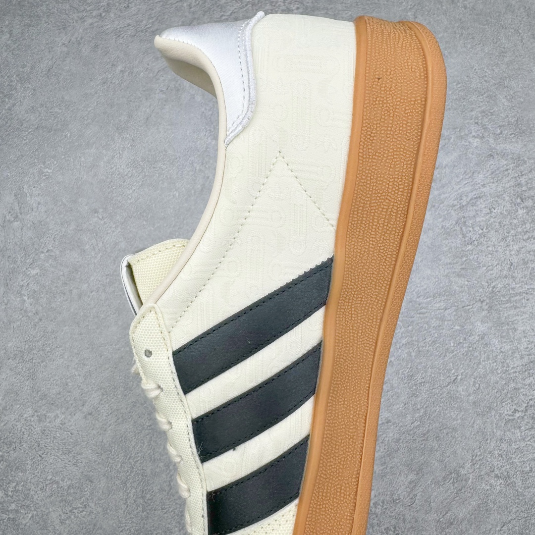 图片[9]-零售💰260 ＃HP纯原 Dorophy Tang x Adidas Gazelle Indoor Trainers 羚羊内训系列低帮复古百搭休闲运动德训风板鞋 「万物寻宗」新系列「武」上市 太极阴阳 联手当代艺术家 奶白鸳鸯黑生胶底 IG3677 高端零售特供批次 原厂定制长毛翻毛皮组合环保纤维革鞋面材质 内置环保海玻璃鞋垫 外置RB橡胶大底 产品品控稳定性领先行业 原厂全套原楦原纸板冲刀磨具开发 原厂皮料加持 原厂港宝加持定型后跟R度完美 随着文化自信在年轻一代心中崛起,中国传统文化成为Z世代表达态度的新方式之一。今天我们就来聊聊这场中国传统非遗文化与潮流艺术的碰撞,以及adidas Originals全新「万物寻宗」之「武」系列的魅力。这一次,「万物寻宗」企划再次推出「武」系列,继续追溯东方非遗文化根源。据悉,这次的灵感源自太极文化,太极既是中国最具代表性的拳术之一,更是中国古代哲学的代表,蕴含了中华民族探索宇宙智慧和东方文化阴阳调和之美。为了将传统的太极之美融入潮流设计,adidas Originals联手当代艺术家Dorophy Tang推出了Gazelle Indoor、Stan Smith以及Rivalry三款鞋款,以及短袖T恤、运动长裤等产品。这场中国传统非遗文化与潮流艺术的碰撞将为大家呈现怎样的惊喜呢?首先,三个鞋款均以白色为基础,融入了Dorophy Tang的个性设计和「A Shoppin’Baby™」形象,彰显出传统与潮流的和谐相融。而独特的可撕拉式设计则是为了彰显太极拳的灵动之处。例如,当你撕开Gazelle Indoor和Rivalry鞋款的「A Shoppin\’Baby™」形象,会惊喜发现蓝底的三叶草标识。而撕开Stan Smith鞋款三条纹图案和后跟处,隐藏的蓝色就会跃然眼前。正是这样填满细节的巧思让「武」系列充满了趣味和创意 SIZE：35.5 36 36.5 37.5 38 38.5 39 40 40.5 41 42 42.5 43 44 44.5 45 46 编码：Hby2936060-运动鞋