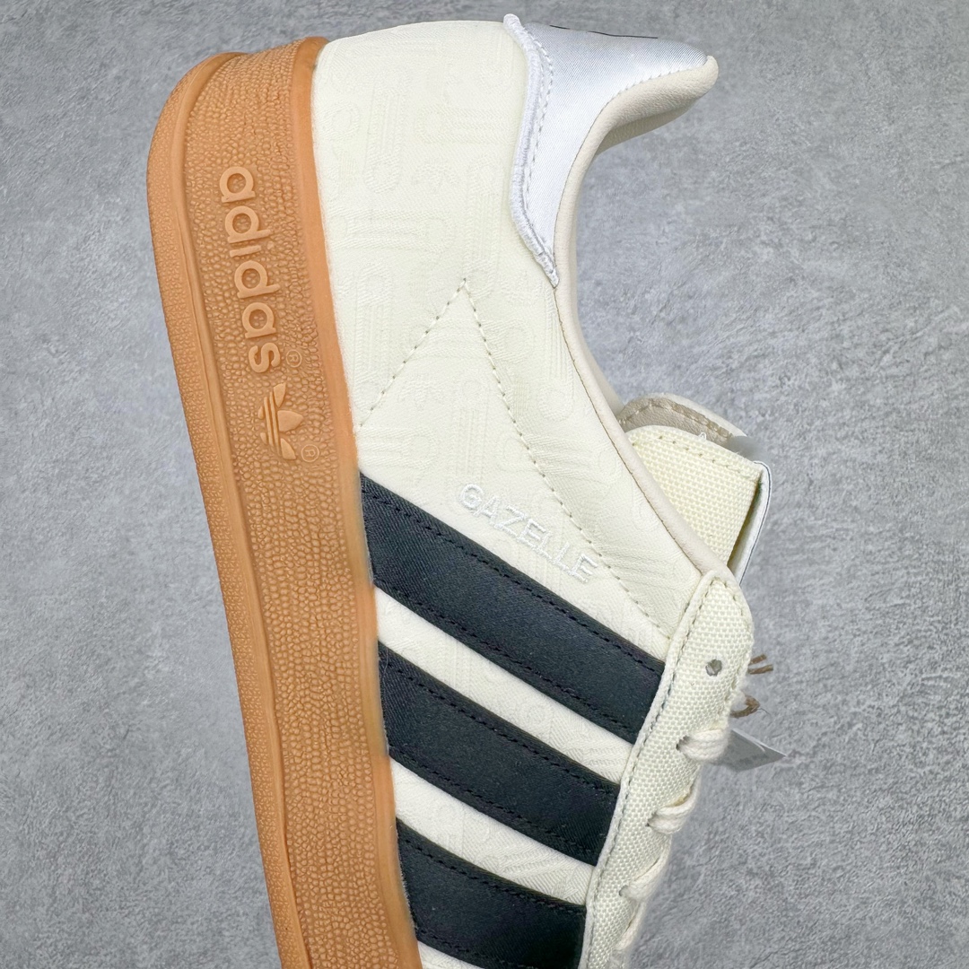 图片[6]-零售💰230 ＃MF Dorophy Tang x Adidas Gazelle Indoor Trainers 羚羊内训系列低帮复古百搭休闲运动德训风板鞋 「万物寻宗」新系列「武」上市 太极阴阳 联手当代艺术家 奶白鸳鸯黑生胶底 IG3677 高端零售特供批次 原厂定制长毛翻毛皮组合环保纤维革鞋面材质 内置环保海玻璃鞋垫 外置RB橡胶大底 产品品控稳定性领先行业 原厂全套原楦原纸板冲刀磨具开发 原厂皮料加持 原厂港宝加持定型后跟R度完美 将复古进行到底 简约流畅 三十年不变经典 这款Gazelle运动鞋 无论面料、配色、质感或设计 都只在重现其1991年原款的经典 皮革鞋面 撞色三条纹和鞋跟标的设计 力求呈现90年代的经典复古风潮 Samba火热的同时 也带动了其它的复古鞋型 Gazelle便是其中一只 Gazelle Indoor拥有包边更宽的T字型鞋头 更好的保护运动员的前掌 浓浓的复古氛围感 非常适合现在流行的Cleanfit风格 尺码：35.5 36 36⅔ 37⅓ 38 38⅔ 39⅓ 40 40⅔ 41⅓ 42 42⅔ 43⅓ 44 44⅔ 45 编码：by2936030-运动鞋