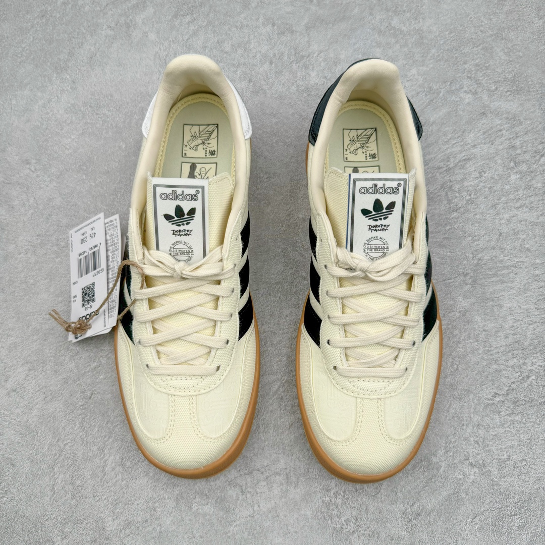 图片[2]-零售💰230 ＃MF Dorophy Tang x Adidas Gazelle Indoor Trainers 羚羊内训系列低帮复古百搭休闲运动德训风板鞋 「万物寻宗」新系列「武」上市 太极阴阳 联手当代艺术家 奶白鸳鸯黑生胶底 IG3677 高端零售特供批次 原厂定制长毛翻毛皮组合环保纤维革鞋面材质 内置环保海玻璃鞋垫 外置RB橡胶大底 产品品控稳定性领先行业 原厂全套原楦原纸板冲刀磨具开发 原厂皮料加持 原厂港宝加持定型后跟R度完美 将复古进行到底 简约流畅 三十年不变经典 这款Gazelle运动鞋 无论面料、配色、质感或设计 都只在重现其1991年原款的经典 皮革鞋面 撞色三条纹和鞋跟标的设计 力求呈现90年代的经典复古风潮 Samba火热的同时 也带动了其它的复古鞋型 Gazelle便是其中一只 Gazelle Indoor拥有包边更宽的T字型鞋头 更好的保护运动员的前掌 浓浓的复古氛围感 非常适合现在流行的Cleanfit风格 尺码：35.5 36 36⅔ 37⅓ 38 38⅔ 39⅓ 40 40⅔ 41⅓ 42 42⅔ 43⅓ 44 44⅔ 45 编码：by2936030-运动鞋