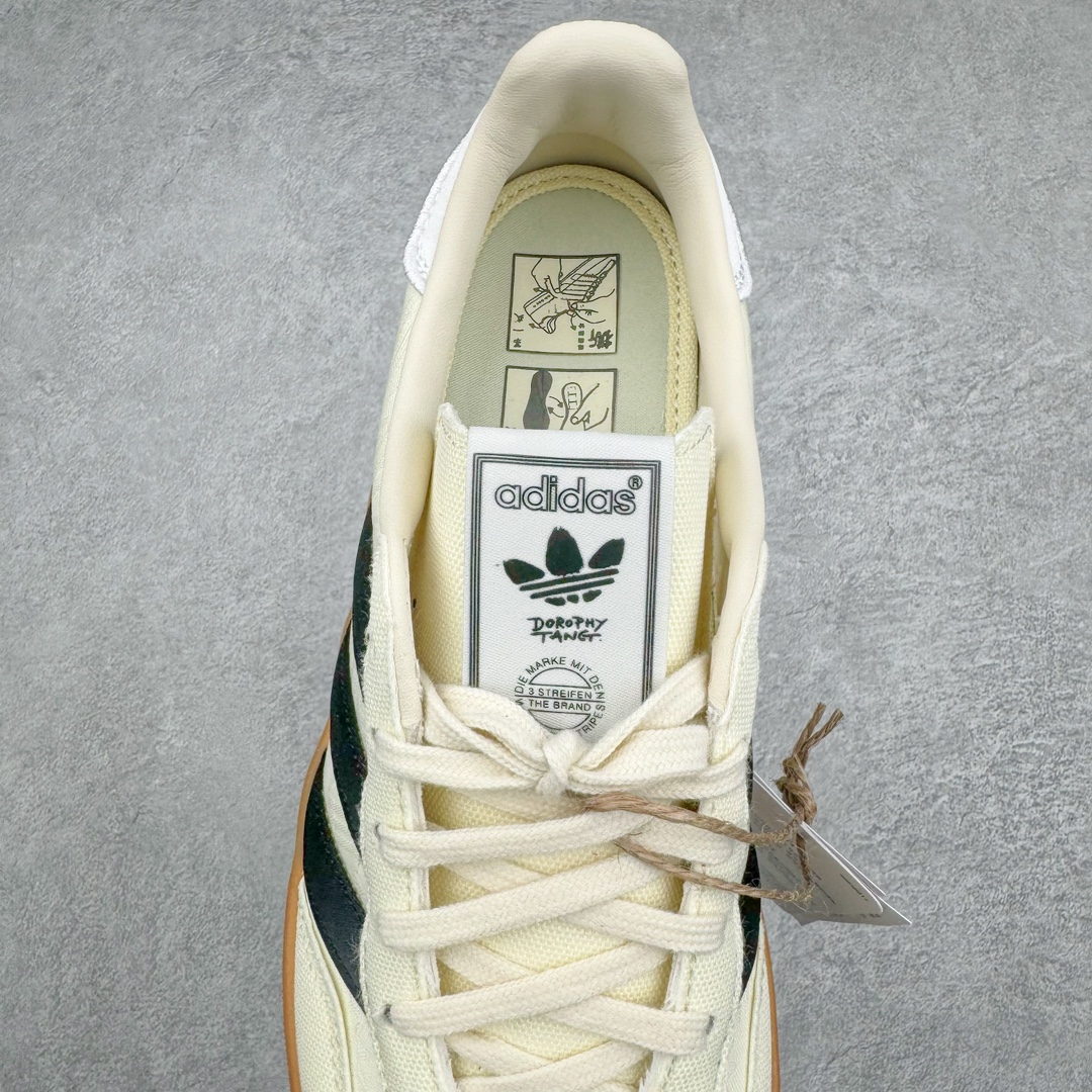 图片[5]-零售💰230 ＃MF Dorophy Tang x Adidas Gazelle Indoor Trainers 羚羊内训系列低帮复古百搭休闲运动德训风板鞋 「万物寻宗」新系列「武」上市 太极阴阳 联手当代艺术家 奶白鸳鸯黑生胶底 IG3677 高端零售特供批次 原厂定制长毛翻毛皮组合环保纤维革鞋面材质 内置环保海玻璃鞋垫 外置RB橡胶大底 产品品控稳定性领先行业 原厂全套原楦原纸板冲刀磨具开发 原厂皮料加持 原厂港宝加持定型后跟R度完美 将复古进行到底 简约流畅 三十年不变经典 这款Gazelle运动鞋 无论面料、配色、质感或设计 都只在重现其1991年原款的经典 皮革鞋面 撞色三条纹和鞋跟标的设计 力求呈现90年代的经典复古风潮 Samba火热的同时 也带动了其它的复古鞋型 Gazelle便是其中一只 Gazelle Indoor拥有包边更宽的T字型鞋头 更好的保护运动员的前掌 浓浓的复古氛围感 非常适合现在流行的Cleanfit风格 尺码：35.5 36 36⅔ 37⅓ 38 38⅔ 39⅓ 40 40⅔ 41⅓ 42 42⅔ 43⅓ 44 44⅔ 45 编码：by2936030-运动鞋