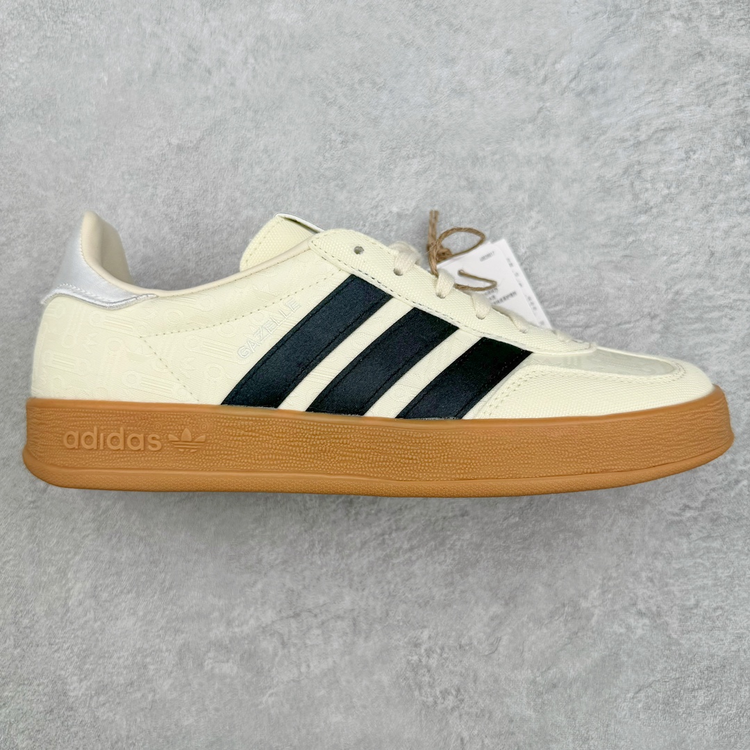 零售💰230 ＃MF Dorophy Tang x Adidas Gazelle Indoor Trainers 羚羊内训系列低帮复古百搭休闲运动德训风板鞋 「万物寻宗」新系列「武」上市 太极阴阳 联手当代艺术家 奶白鸳鸯黑生胶底 IG3677 高端零售特供批次 原厂定制长毛翻毛皮组合环保纤维革鞋面材质 内置环保海玻璃鞋垫 外置RB橡胶大底 产品品控稳定性领先行业 原厂全套原楦原纸板冲刀磨具开发 原厂皮料加持 原厂港宝加持定型后跟R度完美 将复古进行到底 简约流畅 三十年不变经典 这款Gazelle运动鞋 无论面料、配色、质感或设计 都只在重现其1991年原款的经典 皮革鞋面 撞色三条纹和鞋跟标的设计 力求呈现90年代的经典复古风潮 Samba火热的同时 也带动了其它的复古鞋型 Gazelle便是其中一只 Gazelle Indoor拥有包边更宽的T字型鞋头 更好的保护运动员的前掌 浓浓的复古氛围感 非常适合现在流行的Cleanfit风格 尺码：35.5 36 36⅔ 37⅓ 38 38⅔ 39⅓ 40 40⅔ 41⅓ 42 42⅔ 43⅓ 44 44⅔ 45 编码：by2936030-运动鞋