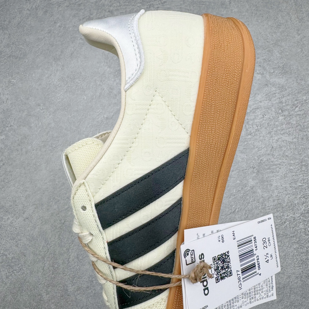 图片[7]-零售💰230 ＃MF Dorophy Tang x Adidas Gazelle Indoor Trainers 羚羊内训系列低帮复古百搭休闲运动德训风板鞋 「万物寻宗」新系列「武」上市 太极阴阳 联手当代艺术家 奶白鸳鸯黑生胶底 IG3677 高端零售特供批次 原厂定制长毛翻毛皮组合环保纤维革鞋面材质 内置环保海玻璃鞋垫 外置RB橡胶大底 产品品控稳定性领先行业 原厂全套原楦原纸板冲刀磨具开发 原厂皮料加持 原厂港宝加持定型后跟R度完美 将复古进行到底 简约流畅 三十年不变经典 这款Gazelle运动鞋 无论面料、配色、质感或设计 都只在重现其1991年原款的经典 皮革鞋面 撞色三条纹和鞋跟标的设计 力求呈现90年代的经典复古风潮 Samba火热的同时 也带动了其它的复古鞋型 Gazelle便是其中一只 Gazelle Indoor拥有包边更宽的T字型鞋头 更好的保护运动员的前掌 浓浓的复古氛围感 非常适合现在流行的Cleanfit风格 尺码：35.5 36 36⅔ 37⅓ 38 38⅔ 39⅓ 40 40⅔ 41⅓ 42 42⅔ 43⅓ 44 44⅔ 45 编码：by2936030-运动鞋