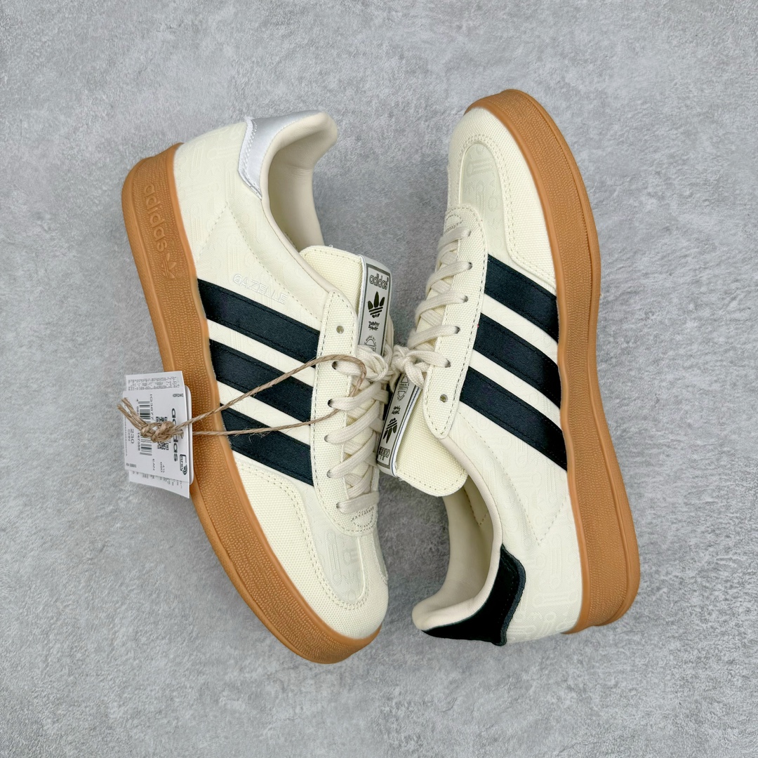 图片[3]-零售💰230 ＃MF Dorophy Tang x Adidas Gazelle Indoor Trainers 羚羊内训系列低帮复古百搭休闲运动德训风板鞋 「万物寻宗」新系列「武」上市 太极阴阳 联手当代艺术家 奶白鸳鸯黑生胶底 IG3677 高端零售特供批次 原厂定制长毛翻毛皮组合环保纤维革鞋面材质 内置环保海玻璃鞋垫 外置RB橡胶大底 产品品控稳定性领先行业 原厂全套原楦原纸板冲刀磨具开发 原厂皮料加持 原厂港宝加持定型后跟R度完美 将复古进行到底 简约流畅 三十年不变经典 这款Gazelle运动鞋 无论面料、配色、质感或设计 都只在重现其1991年原款的经典 皮革鞋面 撞色三条纹和鞋跟标的设计 力求呈现90年代的经典复古风潮 Samba火热的同时 也带动了其它的复古鞋型 Gazelle便是其中一只 Gazelle Indoor拥有包边更宽的T字型鞋头 更好的保护运动员的前掌 浓浓的复古氛围感 非常适合现在流行的Cleanfit风格 尺码：35.5 36 36⅔ 37⅓ 38 38⅔ 39⅓ 40 40⅔ 41⅓ 42 42⅔ 43⅓ 44 44⅔ 45 编码：by2936030-运动鞋