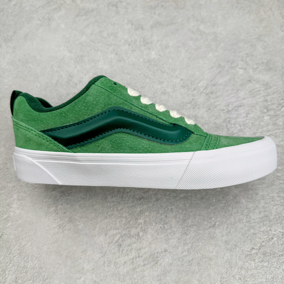 零售💰200 Vans Classics Knu Skool 范斯新款 新配色面包鞋 超火的土豆鞋 复古经典 鞋头放大、包边上移加厚、鞋舌加厚 Vans Classics 经典支线土豆鞋 Knu Skool 是完美的平替版 是大众争相追捧的 “面包鞋”工艺：硫化1:1（重量1:1、真标、原钢印、材质标、鞋型标、合格证）尺码：35 36 36.5 37 38 38.5 39 40 40.5 41 42 42.5 43 44 编码：by2936000-运动鞋