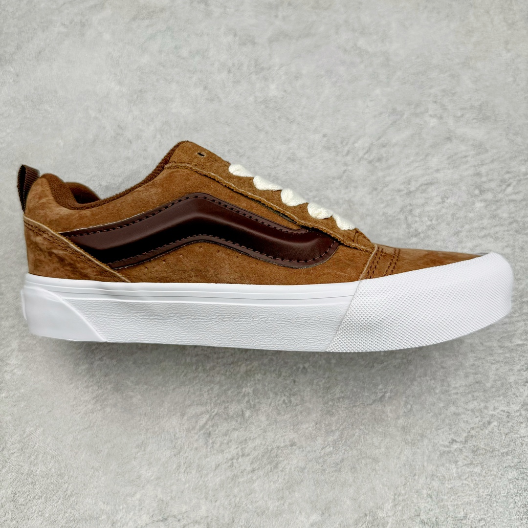 零售💰200 Vans Classics Knu Skool 范斯新款 新配色面包鞋 超火的土豆鞋 复古经典 鞋头放大、包边上移加厚、鞋舌加厚 Vans Classics 经典支线土豆鞋 Knu Skool 是完美的平替版 是大众争相追捧的 “面包鞋”工艺：硫化1:1（重量1:1、真标、原钢印、材质标、鞋型标、合格证）尺码：35 36 36.5 37 38 38.5 39 40 40.5 41 42 42.5 43 44 编码：by2936000-运动鞋