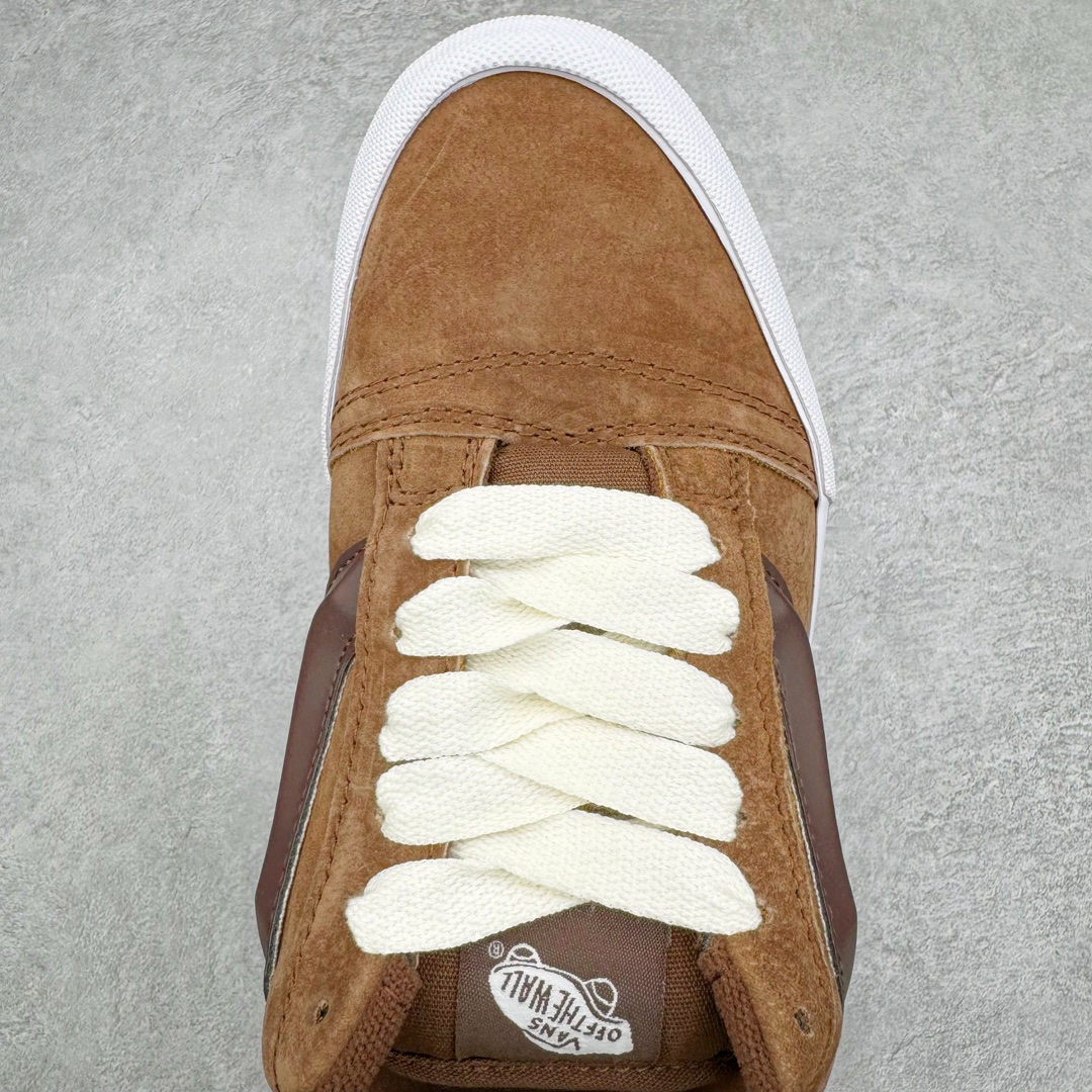 图片[4]-零售💰200 Vans Classics Knu Skool 范斯新款 新配色面包鞋 超火的土豆鞋 复古经典 鞋头放大、包边上移加厚、鞋舌加厚 Vans Classics 经典支线土豆鞋 Knu Skool 是完美的平替版 是大众争相追捧的 “面包鞋”工艺：硫化1:1（重量1:1、真标、原钢印、材质标、鞋型标、合格证）尺码：35 36 36.5 37 38 38.5 39 40 40.5 41 42 42.5 43 44 编码：by2936000-运动鞋