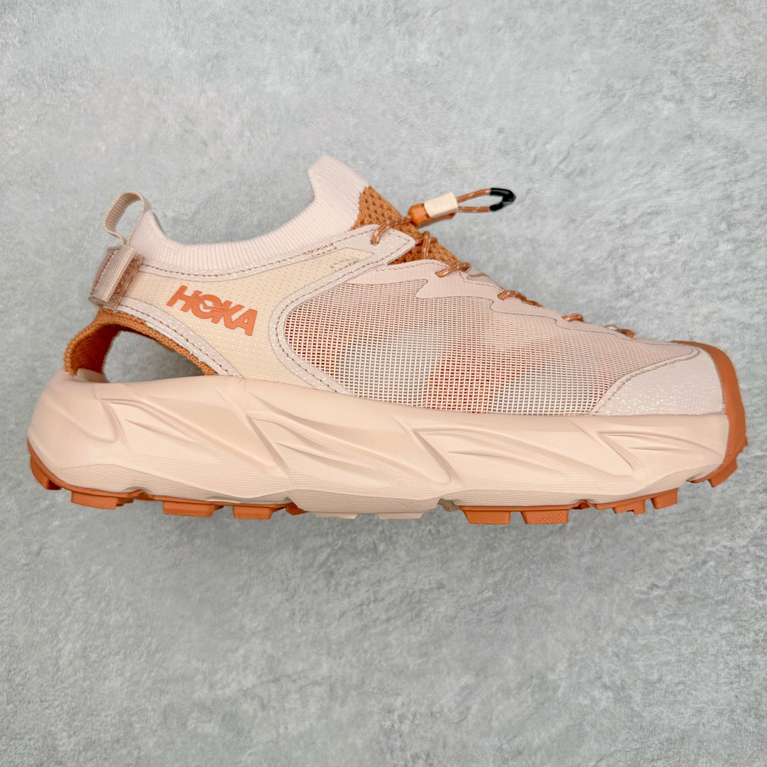 零售💰290 Hoka One One Hopara Sandals 霍帕拉系列水路两用溯溪涉水休闲户外露营凉鞋 作为先锋品牌的 HOKA ONE ONE总是以独特的方式，HOPARA是一款溯溪鞋，又名排水鞋，可长期用于涉水和溯溪，保护脚底和脚趾的安全和舒适。-鞋面材料速干，透气，耐磨；鞋底防滑，耐磨，抓地能力强，出于安全考虑，设计要求较高-涉水溯溪过程中，水，泥沙，可以直接从鞋内大孔排出，细纹鞋底使在岩石上抓地能力强，避免打滑，而上路后，鞋面具有快干透气等优点。尺码：36 36.5 37.5 38 39 40 40.5 41 42 42.5 43 44 45 编码：Kby2936090-运动鞋