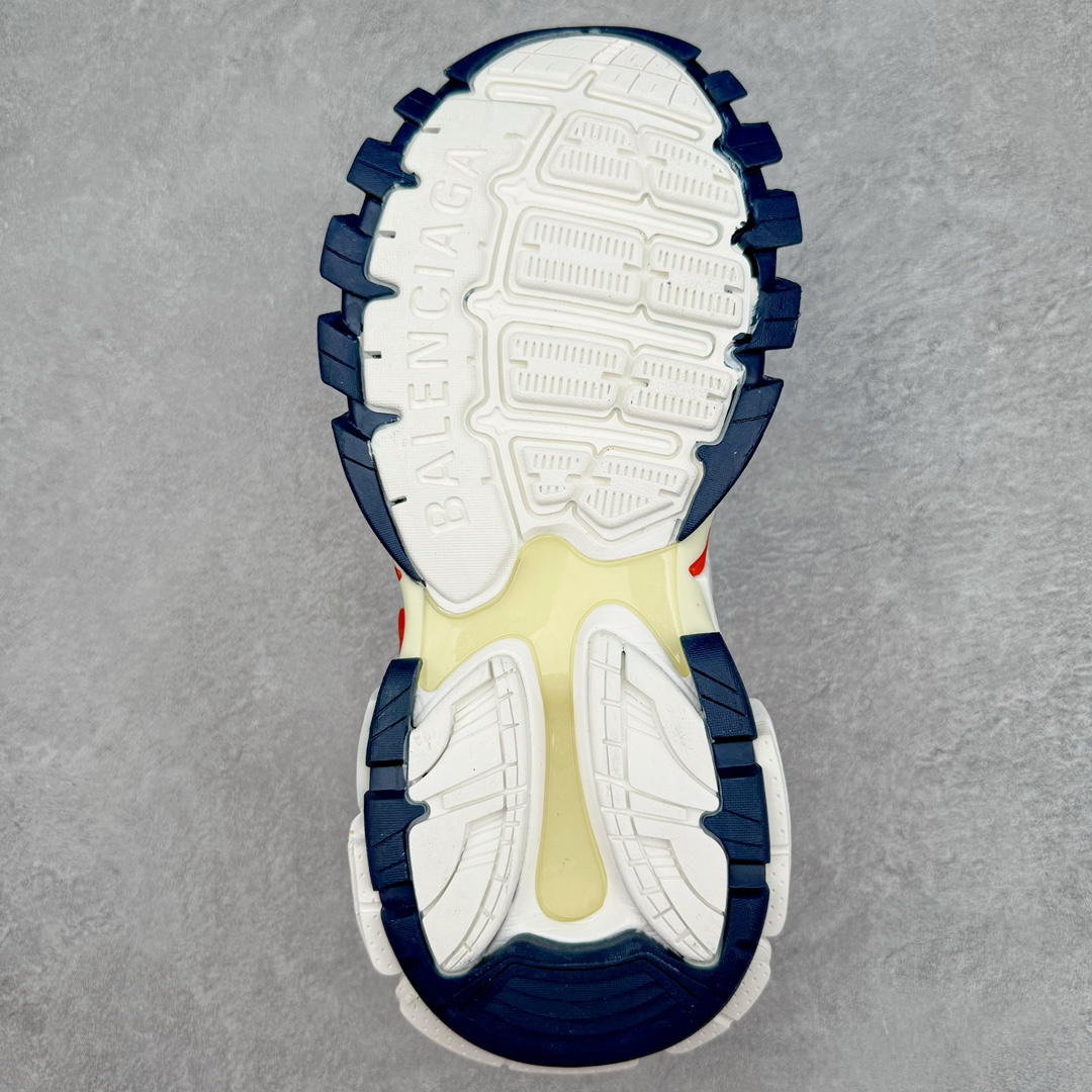 图片[9]-＃VG零售版 BALENCIAGA Track 2.0 巴黎世家复古老爹鞋 全套原纸板楦头开发 最原汁原味的灵魂版型 全鞋荧光划线卡点 胶水把控整洁度追求极致完美 每一双都是工艺品 多重QC质检 超越公司货的品控标准 实实在在的免检产品 原盒原配 正确字体电绣 粗细、位置、大小正确 侧边TPU 透气孔匹配意产原版 正确气垫分离大底 TPU软底 原版一致大底LOGO 立体感十足 原厂皮料水洗做旧 采购原厂网纱 该款鞋采用网眼布和尼龙制成 不含皮革 鞋舌饰有Track.2橡胶品牌标识 外侧饰有橡胶品牌标识 泡沫后帮压印品牌标识 外底正面压印BB标识 由176块饰片拼接而成的铰接式鞋面 侧面配金属质感网眼布 内面配有额外金属光泽饰件 包含1副鞋带和1副备用鞋带 后帮配有拉环鞋提 动态鞋底设计 为双脚带来后续的助力 正常尺码 尺码：35 36 37 38 39 40 41 42 43 44 45 46-选品中心