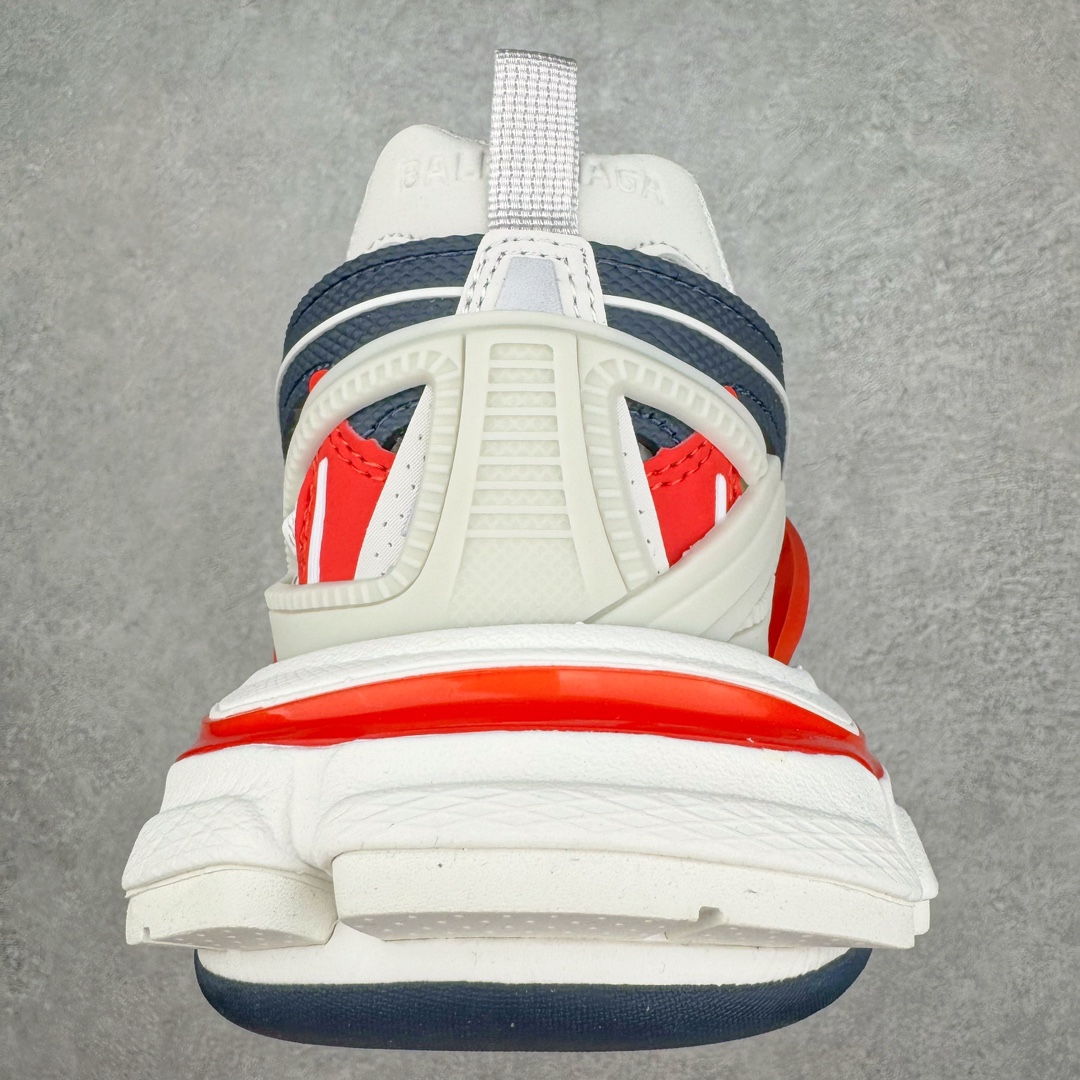 图片[8]-＃VG零售版 BALENCIAGA Track 2.0 巴黎世家复古老爹鞋 全套原纸板楦头开发 最原汁原味的灵魂版型 全鞋荧光划线卡点 胶水把控整洁度追求极致完美 每一双都是工艺品 多重QC质检 超越公司货的品控标准 实实在在的免检产品 原盒原配 正确字体电绣 粗细、位置、大小正确 侧边TPU 透气孔匹配意产原版 正确气垫分离大底 TPU软底 原版一致大底LOGO 立体感十足 原厂皮料水洗做旧 采购原厂网纱 该款鞋采用网眼布和尼龙制成 不含皮革 鞋舌饰有Track.2橡胶品牌标识 外侧饰有橡胶品牌标识 泡沫后帮压印品牌标识 外底正面压印BB标识 由176块饰片拼接而成的铰接式鞋面 侧面配金属质感网眼布 内面配有额外金属光泽饰件 包含1副鞋带和1副备用鞋带 后帮配有拉环鞋提 动态鞋底设计 为双脚带来后续的助力 正常尺码 尺码：35 36 37 38 39 40 41 42 43 44 45 46-选品中心