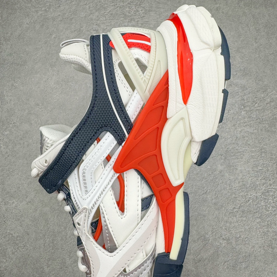 图片[7]-＃VG零售版 BALENCIAGA Track 2.0 巴黎世家复古老爹鞋 全套原纸板楦头开发 最原汁原味的灵魂版型 全鞋荧光划线卡点 胶水把控整洁度追求极致完美 每一双都是工艺品 多重QC质检 超越公司货的品控标准 实实在在的免检产品 原盒原配 正确字体电绣 粗细、位置、大小正确 侧边TPU 透气孔匹配意产原版 正确气垫分离大底 TPU软底 原版一致大底LOGO 立体感十足 原厂皮料水洗做旧 采购原厂网纱 该款鞋采用网眼布和尼龙制成 不含皮革 鞋舌饰有Track.2橡胶品牌标识 外侧饰有橡胶品牌标识 泡沫后帮压印品牌标识 外底正面压印BB标识 由176块饰片拼接而成的铰接式鞋面 侧面配金属质感网眼布 内面配有额外金属光泽饰件 包含1副鞋带和1副备用鞋带 后帮配有拉环鞋提 动态鞋底设计 为双脚带来后续的助力 正常尺码 尺码：35 36 37 38 39 40 41 42 43 44 45 46-选品中心