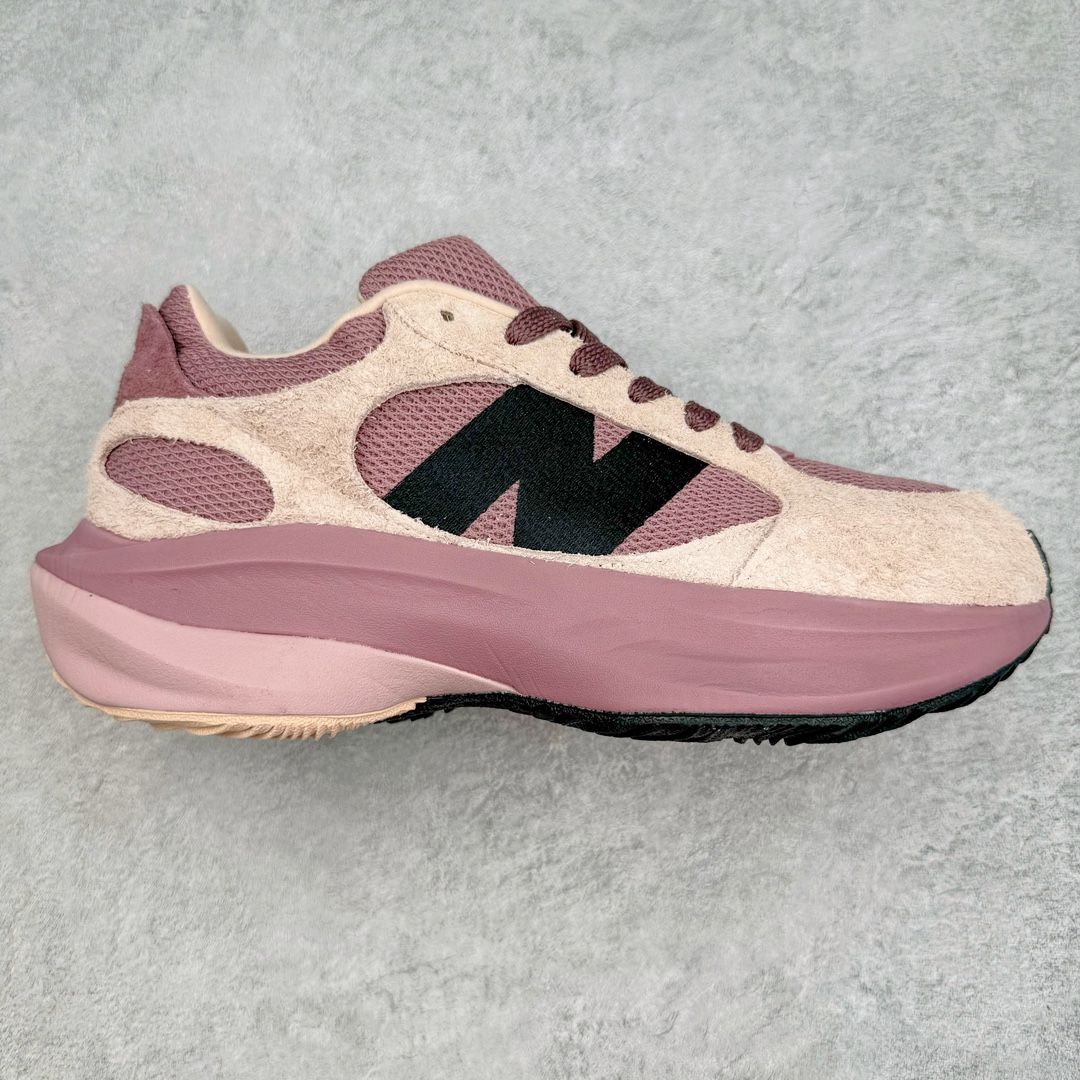 零售💰250 AURALEE x New Balance Warped Runner NB新百伦联名低帮复古老爹风休闲运动慢跑鞋 原楦开发版型 采用环保纤维革拼接透气网眼衬垫织物鞋面材质 T-Beam大底提供足步弓支撑 保持步态稳定后跟搭载外露缓震胶 破坏解构做旧有内味了 以极简主义美学闻名的日本时尚品牌 AURALEE 在巴黎时装周 2024 年春夏时装秀上推出了与 New Balance 的全新合作鞋款 Warped Runner 采用网布和奢华绒面革覆盖层 侧面的同色系「N」标志是对 New Balance 品牌的微妙致敬 同时配有同色系模压 FuelCell 泡沫中底和橡胶外底 此次合作是两个品牌共同致力于简约设计的完美典范 是日常穿着的绝佳选择 尺码：35.5 36 37 37.5 38 38.5 39.5 40 40.5 41.5 42 42.5 43 44 45 编码：Pby2936050-运动鞋