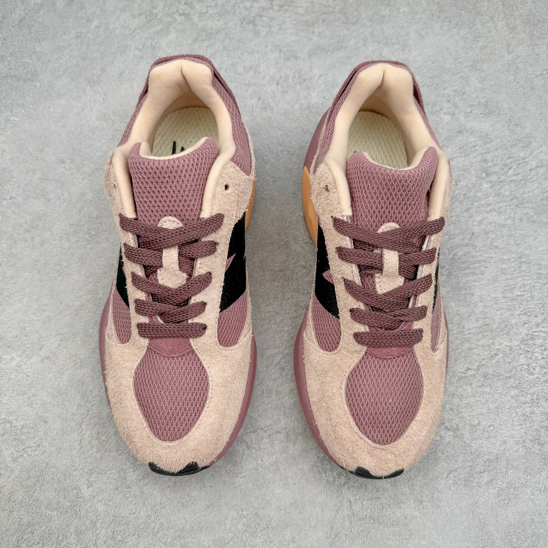 图片[2]-零售💰250 AURALEE x New Balance Warped Runner NB新百伦联名低帮复古老爹风休闲运动慢跑鞋 原楦开发版型 采用环保纤维革拼接透气网眼衬垫织物鞋面材质 T-Beam大底提供足步弓支撑 保持步态稳定后跟搭载外露缓震胶 破坏解构做旧有内味了 以极简主义美学闻名的日本时尚品牌 AURALEE 在巴黎时装周 2024 年春夏时装秀上推出了与 New Balance 的全新合作鞋款 Warped Runner 采用网布和奢华绒面革覆盖层 侧面的同色系「N」标志是对 New Balance 品牌的微妙致敬 同时配有同色系模压 FuelCell 泡沫中底和橡胶外底 此次合作是两个品牌共同致力于简约设计的完美典范 是日常穿着的绝佳选择 尺码：35.5 36 37 37.5 38 38.5 39.5 40 40.5 41.5 42 42.5 43 44 45 编码：Pby2936050-运动鞋