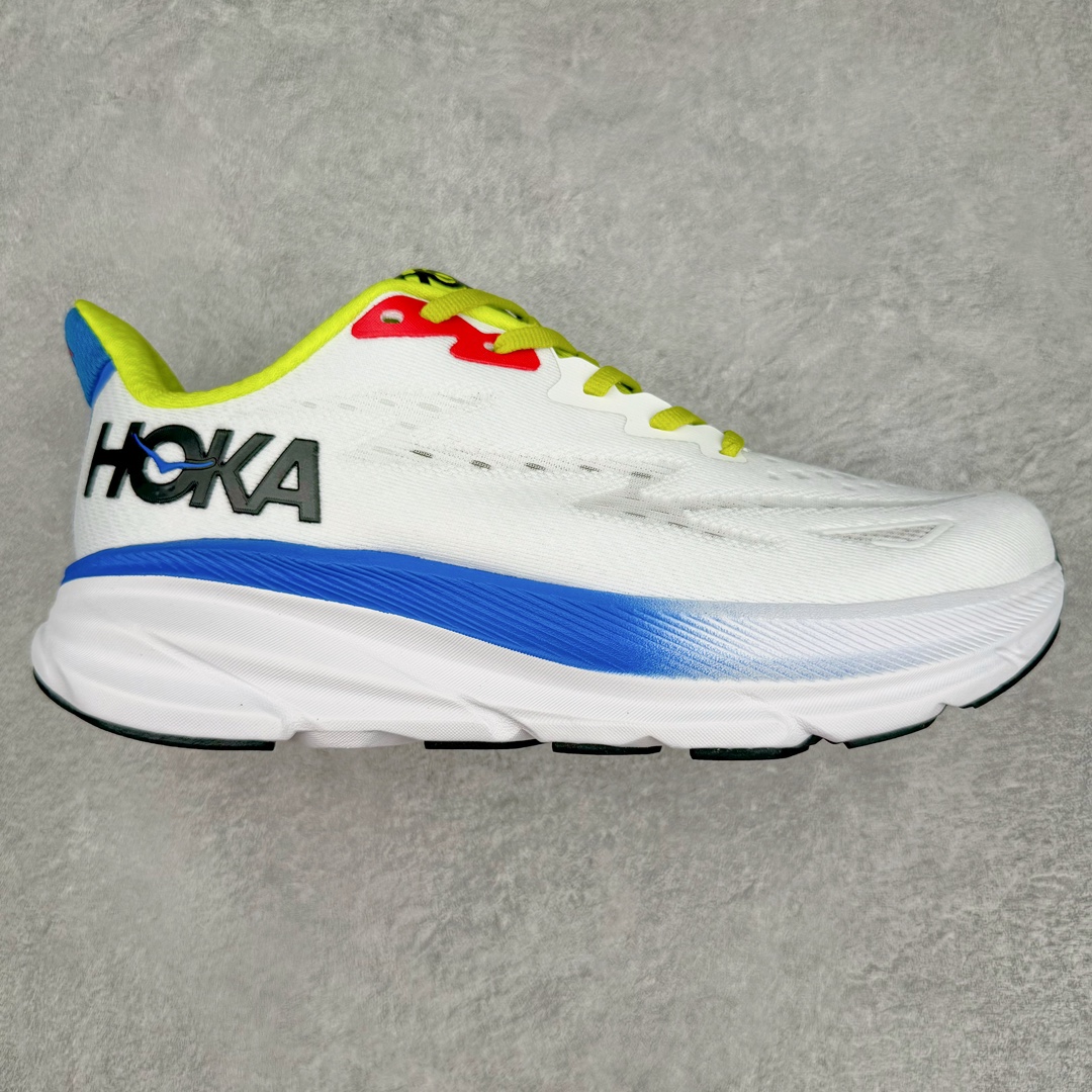 零售💰230 HOKA ONE ONE Clifton 克里夫顿9代专业性能减震公路跑步鞋 轻盈透气的针织网面和纱线的使用让鞋面更挺拔 增强鞋面的强度和支撑性能 搭配柔软的鞋舌 让双脚在舒适包裹中跑的更加畅快 全新泡棉中底 柔软的同时增强回弹性能 为不同跑者提供更平稳流畅的脚感 带来全面的缓冲保护 根据人体工程学设计的延长拉襟 后跟处弹软的海绵填充舒适固定 避免掉跟和摩擦 相比上一代光滑的内衬 Clifton 9的内衬增强了摩擦力 避免双脚在鞋内滑动 SIZE：36 36.5 37.5 38 38.5 39 40 40.5 41 42 42.5 43 44 44.5 45 编码：Bby2936030-运动鞋