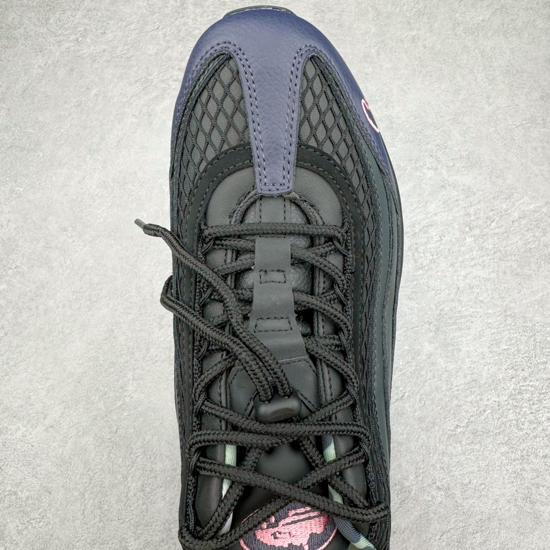 图片[4]-零售💰250 ＃纯原 Corteiz x NK Air Max 95 联名复古舒适气垫运动鞋 黑粉 FB2709-001 通过与NK合作 越来越多的朋友开始关注来自伦敦的街头服饰品牌 Corteiz 双方共同打造的 Air Max 95 自然也成为本次联名的话题中心 整双鞋选用深色系的配色风格进行呈现 鞋身 Logo 刺绣处以撞色呈现 鞋面采用皮革和网眼布材质打造 鞋身各处细节相当到位 比如鞋垫印有迷彩图案 鞋舌也有联名专属 Logo 当然最特别的绝对是鞋后跟的数字了 上面印有 Corteiz 门店的经纬度标识 细节满满 Air Max 95 的经典造型依旧令人喜爱 再加上街头品牌加持 想必会是很多玩家的心头好 SIZE：36 36.5 37.5 38 38.5 39 40 40.5 41 42 42.5 43 44 44.5 45 46 47.5 编码：by2936050-运动鞋