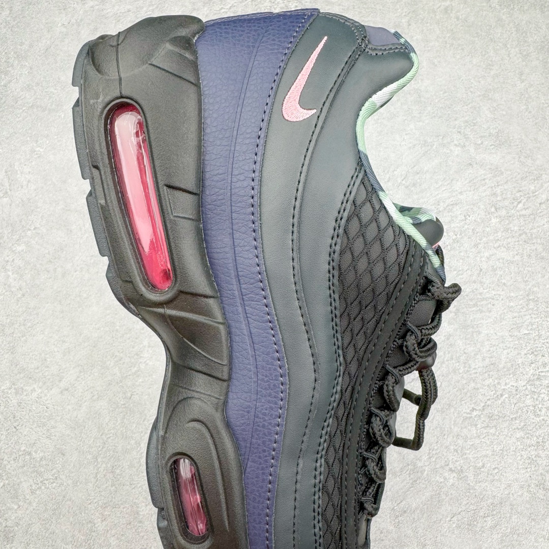 图片[6]-零售💰250 ＃纯原 Corteiz x NK Air Max 95 联名复古舒适气垫运动鞋 黑粉 FB2709-001 通过与NK合作 越来越多的朋友开始关注来自伦敦的街头服饰品牌 Corteiz 双方共同打造的 Air Max 95 自然也成为本次联名的话题中心 整双鞋选用深色系的配色风格进行呈现 鞋身 Logo 刺绣处以撞色呈现 鞋面采用皮革和网眼布材质打造 鞋身各处细节相当到位 比如鞋垫印有迷彩图案 鞋舌也有联名专属 Logo 当然最特别的绝对是鞋后跟的数字了 上面印有 Corteiz 门店的经纬度标识 细节满满 Air Max 95 的经典造型依旧令人喜爱 再加上街头品牌加持 想必会是很多玩家的心头好 SIZE：36 36.5 37.5 38 38.5 39 40 40.5 41 42 42.5 43 44 44.5 45 46 47.5 编码：by2936050-运动鞋