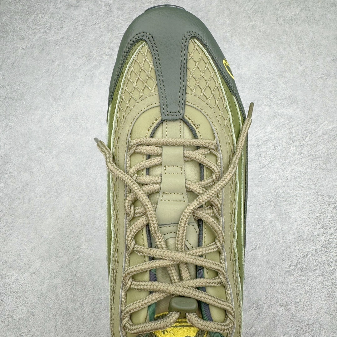 图片[4]-零售💰250 ＃纯原 Corteiz x NK Air Max 95 联名复古舒适气垫运动鞋 军绿 FB2709-300 通过与NK合作 越来越多的朋友开始关注来自伦敦的街头服饰品牌 Corteiz 双方共同打造的 Air Max 95 自然也成为本次联名的话题中心 整双鞋选用深色系的配色风格进行呈现 鞋身 Logo 刺绣处以撞色呈现 鞋面采用皮革和网眼布材质打造 鞋身各处细节相当到位 比如鞋垫印有迷彩图案 鞋舌也有联名专属 Logo 当然最特别的绝对是鞋后跟的数字了 上面印有 Corteiz 门店的经纬度标识 细节满满 Air Max 95 的经典造型依旧令人喜爱 再加上街头品牌加持 想必会是很多玩家的心头好 SIZE：36 36.5 37.5 38 38.5 39 40 40.5 41 42 42.5 43 44 44.5 45 46 47.5 编码：by2936050-运动鞋