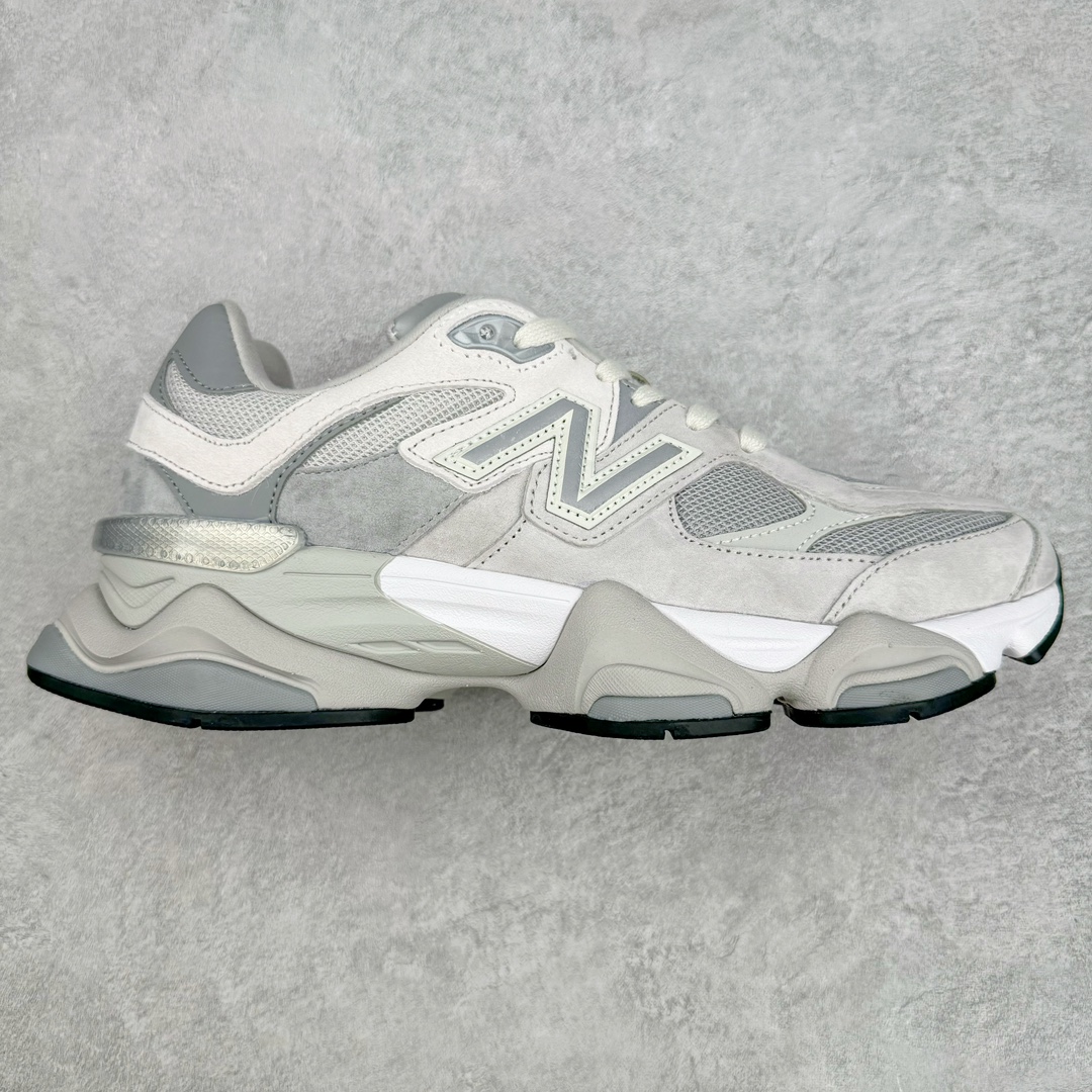 ＃纯原 New Balance NB9060 复古运动鞋 新百伦又带来了新鞋型 并且是与芝加哥街头品牌 Joe Freshgoods 的联名款 鞋身主体采用了类似 990 系列的设计风格 与传统复古慢跑鞋区别不大 最大的变化就是鞋底部分 在传统设计的中底外层 增加了多个分区的模块 圆润的线条设计与我们熟悉的 New Balance 风格截然不同 但与同样充满弧形线条的鞋面搭配，看起来毫无违和感 尺码：36-45-选品中心
