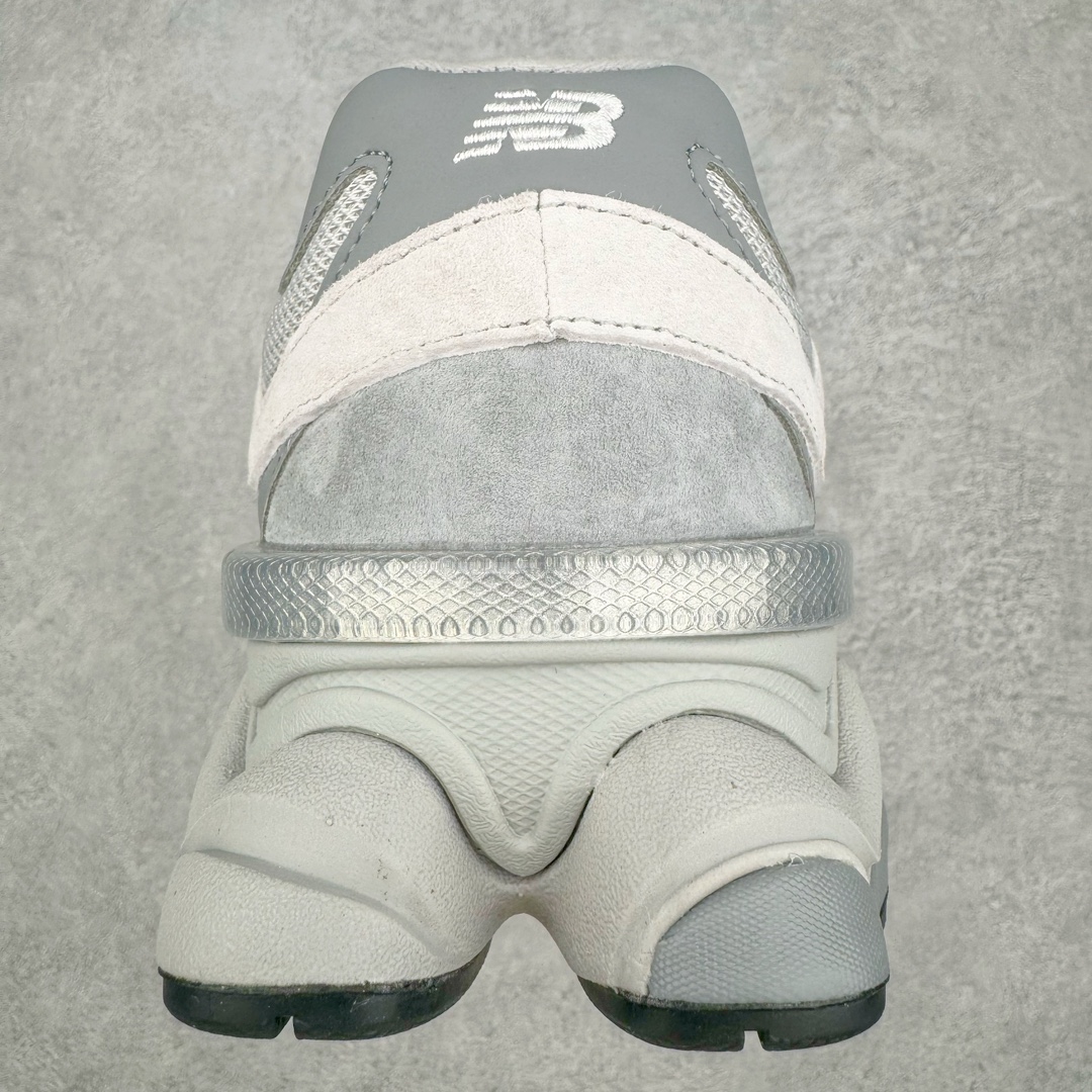 图片[8]-＃纯原 New Balance NB9060 复古运动鞋 新百伦又带来了新鞋型 并且是与芝加哥街头品牌 Joe Freshgoods 的联名款 鞋身主体采用了类似 990 系列的设计风格 与传统复古慢跑鞋区别不大 最大的变化就是鞋底部分 在传统设计的中底外层 增加了多个分区的模块 圆润的线条设计与我们熟悉的 New Balance 风格截然不同 但与同样充满弧形线条的鞋面搭配，看起来毫无违和感 尺码：36-45-选品中心