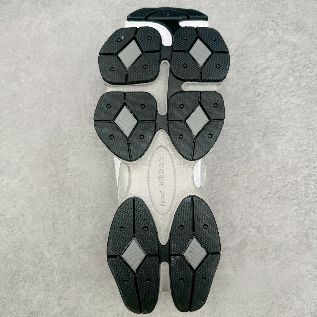 图片[9]-＃纯原 New Balance NB9060 复古运动鞋 新百伦又带来了新鞋型 并且是与芝加哥街头品牌 Joe Freshgoods 的联名款 鞋身主体采用了类似 990 系列的设计风格 与传统复古慢跑鞋区别不大 最大的变化就是鞋底部分 在传统设计的中底外层 增加了多个分区的模块 圆润的线条设计与我们熟悉的 New Balance 风格截然不同 但与同样充满弧形线条的鞋面搭配，看起来毫无违和感 尺码：36-45-选品中心