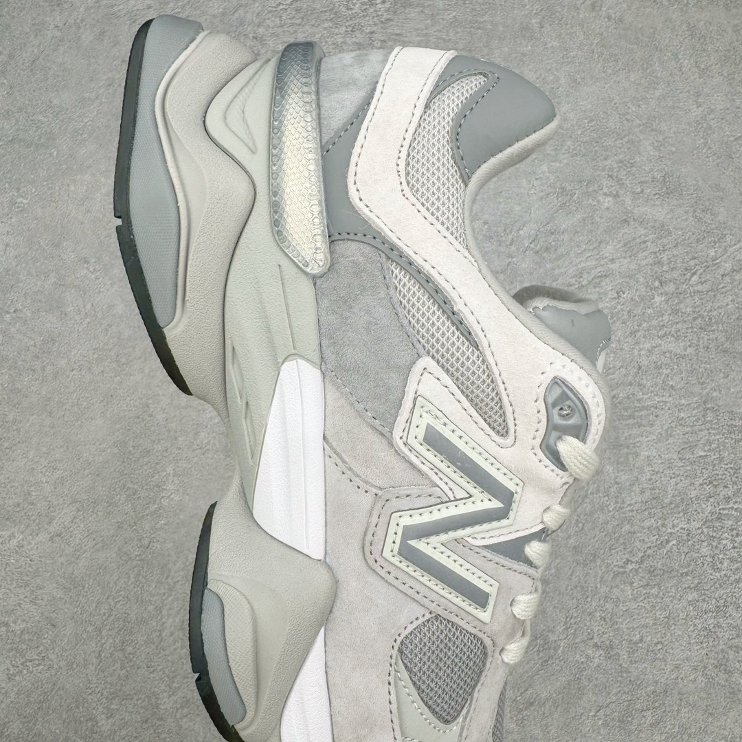 图片[6]-＃纯原 New Balance NB9060 复古运动鞋 新百伦又带来了新鞋型 并且是与芝加哥街头品牌 Joe Freshgoods 的联名款 鞋身主体采用了类似 990 系列的设计风格 与传统复古慢跑鞋区别不大 最大的变化就是鞋底部分 在传统设计的中底外层 增加了多个分区的模块 圆润的线条设计与我们熟悉的 New Balance 风格截然不同 但与同样充满弧形线条的鞋面搭配，看起来毫无违和感 尺码：36-45-选品中心