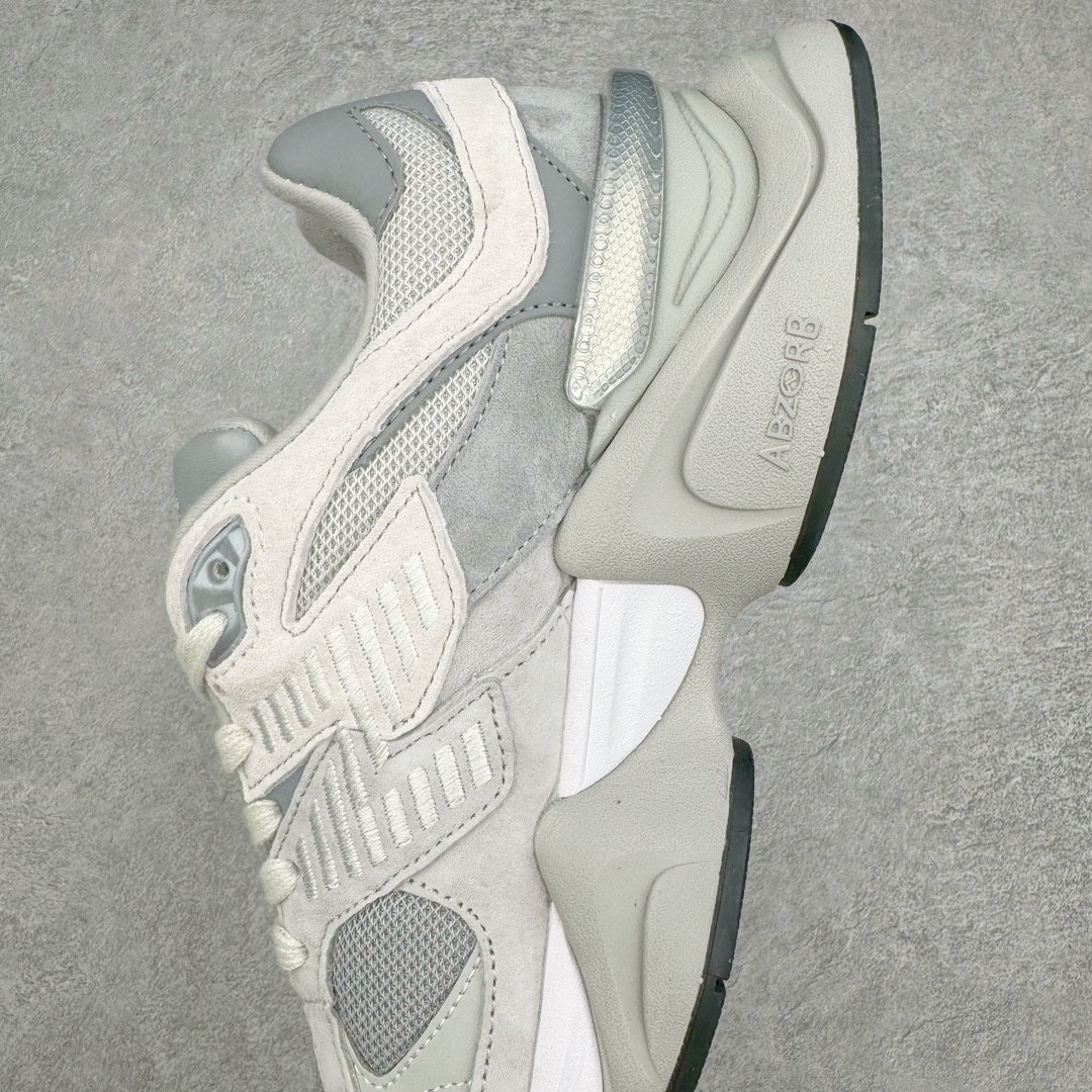 图片[7]-＃纯原 New Balance NB9060 复古运动鞋 新百伦又带来了新鞋型 并且是与芝加哥街头品牌 Joe Freshgoods 的联名款 鞋身主体采用了类似 990 系列的设计风格 与传统复古慢跑鞋区别不大 最大的变化就是鞋底部分 在传统设计的中底外层 增加了多个分区的模块 圆润的线条设计与我们熟悉的 New Balance 风格截然不同 但与同样充满弧形线条的鞋面搭配，看起来毫无违和感 尺码：36-45-选品中心