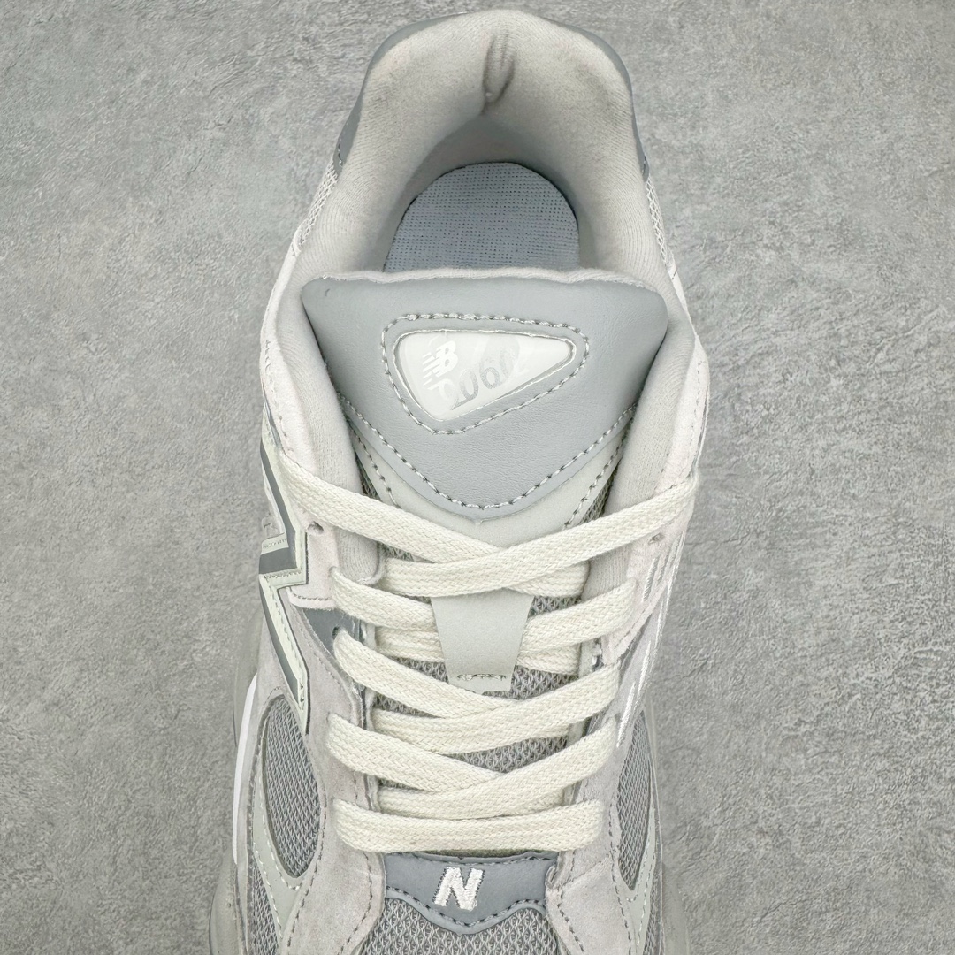 图片[5]-＃纯原 New Balance NB9060 复古运动鞋 新百伦又带来了新鞋型 并且是与芝加哥街头品牌 Joe Freshgoods 的联名款 鞋身主体采用了类似 990 系列的设计风格 与传统复古慢跑鞋区别不大 最大的变化就是鞋底部分 在传统设计的中底外层 增加了多个分区的模块 圆润的线条设计与我们熟悉的 New Balance 风格截然不同 但与同样充满弧形线条的鞋面搭配，看起来毫无违和感 尺码：36-45-选品中心