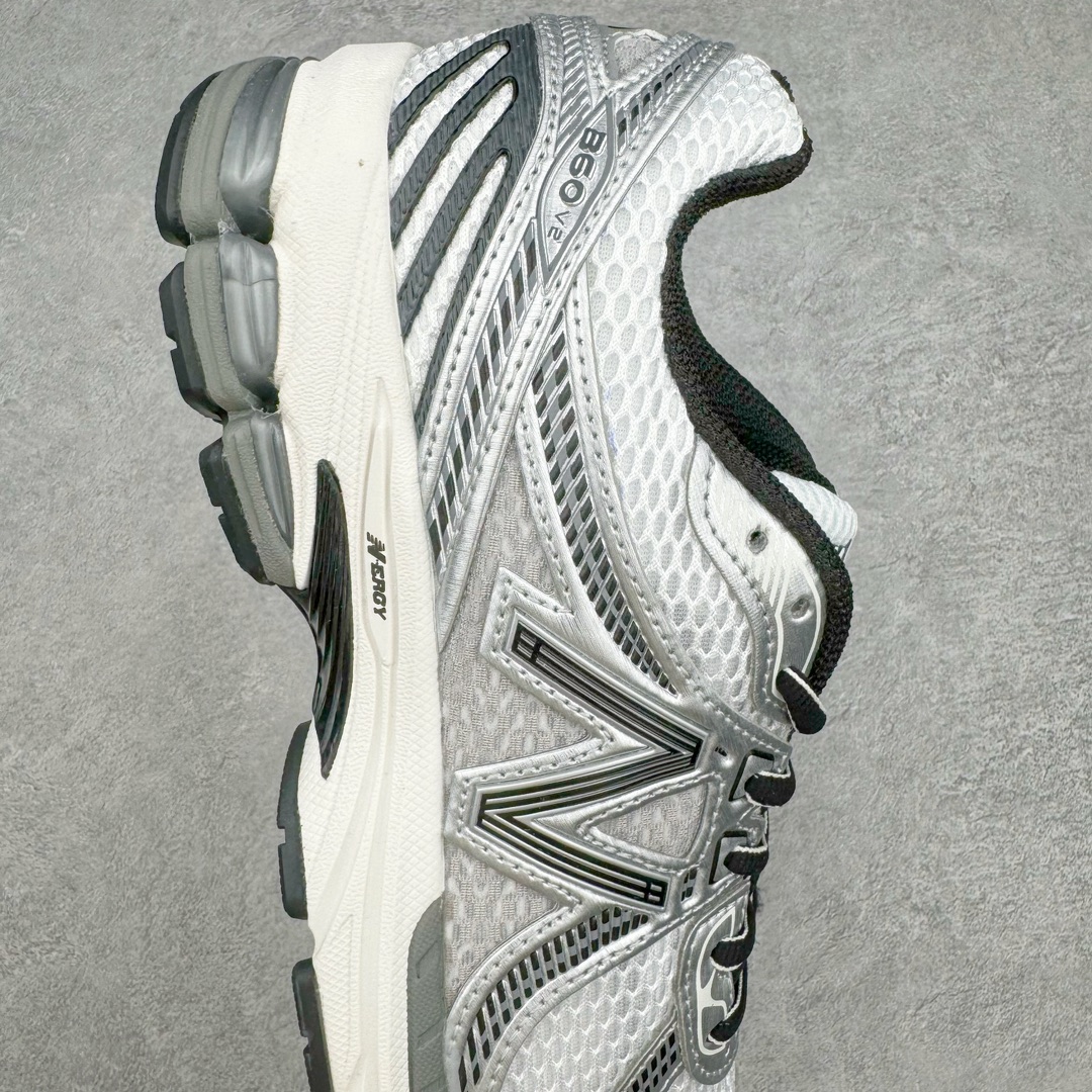 图片[6]-New Balance ML860 NB新百伦系列经典复古老爹风休闲运动慢跑鞋 860 是New Balance 著名的复古跑鞋型号，其heyday 需追溯至90 年代初期。最近，New Balance 回顾历史，以复兴860 为目标，推出这款经典跑鞋的全新升级版860 V2 ，而英国球鞋名所Footpatrol 也为这双新生款型打造一辑特别型录。新版本将N-ergy 与Acteva Lite 技术巧妙融合，其中前者可吸收冲击力，具优越减震性与弹性，而后者则使860 V2 保持轻巧、光滑的外观轮廓。球鞋采用开放式网眼制成，并附带恰到好处的金属饰面，亦为传统运动鞋带去更浓郁的现代气息。860 V2 在具备专业跑步鞋韧性的同时，也拥有围绕生活方式哲学而诞生的时髦感，不仅能够匹配日常风格，还适合用以塑造urban style，各位city boy 不要错过了。尺码：35 36 37 37.5 38 38.5 39.5 40 40.5 41 42 42.5 43 44-选品中心