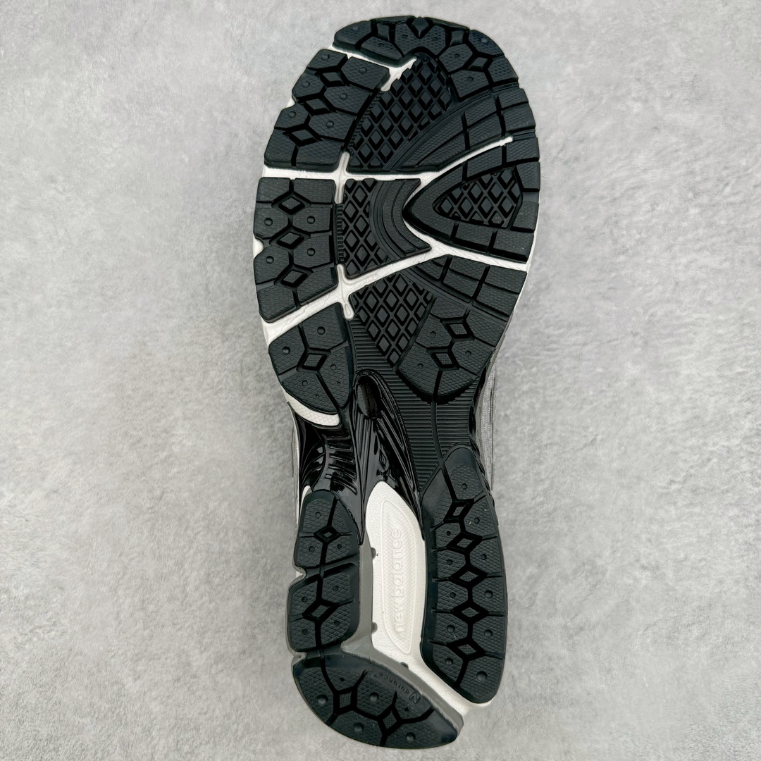 图片[9]-New Balance ML860 NB新百伦系列经典复古老爹风休闲运动慢跑鞋 860 是New Balance 著名的复古跑鞋型号，其heyday 需追溯至90 年代初期。最近，New Balance 回顾历史，以复兴860 为目标，推出这款经典跑鞋的全新升级版860 V2 ，而英国球鞋名所Footpatrol 也为这双新生款型打造一辑特别型录。新版本将N-ergy 与Acteva Lite 技术巧妙融合，其中前者可吸收冲击力，具优越减震性与弹性，而后者则使860 V2 保持轻巧、光滑的外观轮廓。球鞋采用开放式网眼制成，并附带恰到好处的金属饰面，亦为传统运动鞋带去更浓郁的现代气息。860 V2 在具备专业跑步鞋韧性的同时，也拥有围绕生活方式哲学而诞生的时髦感，不仅能够匹配日常风格，还适合用以塑造urban style，各位city boy 不要错过了。尺码：35 36 37 37.5 38 38.5 39.5 40 40.5 41 42 42.5 43 44-选品中心